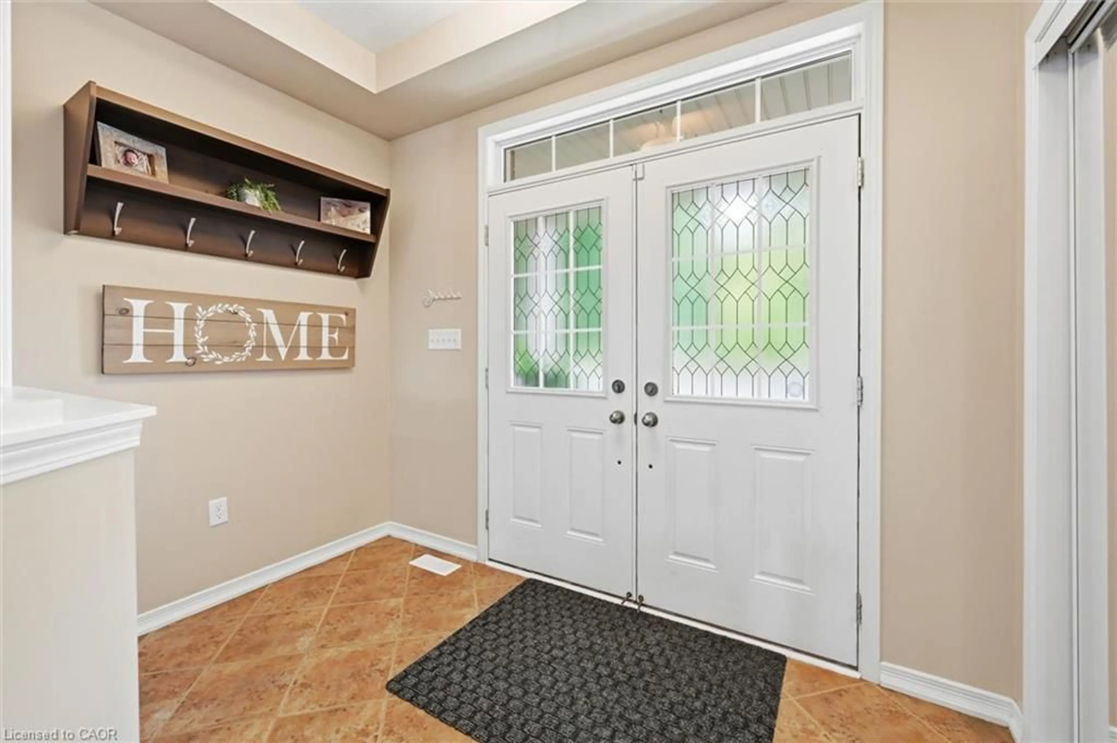 Indoor entryway for 51 Sirente Dr, Hamilton Ontario L9A 0B3