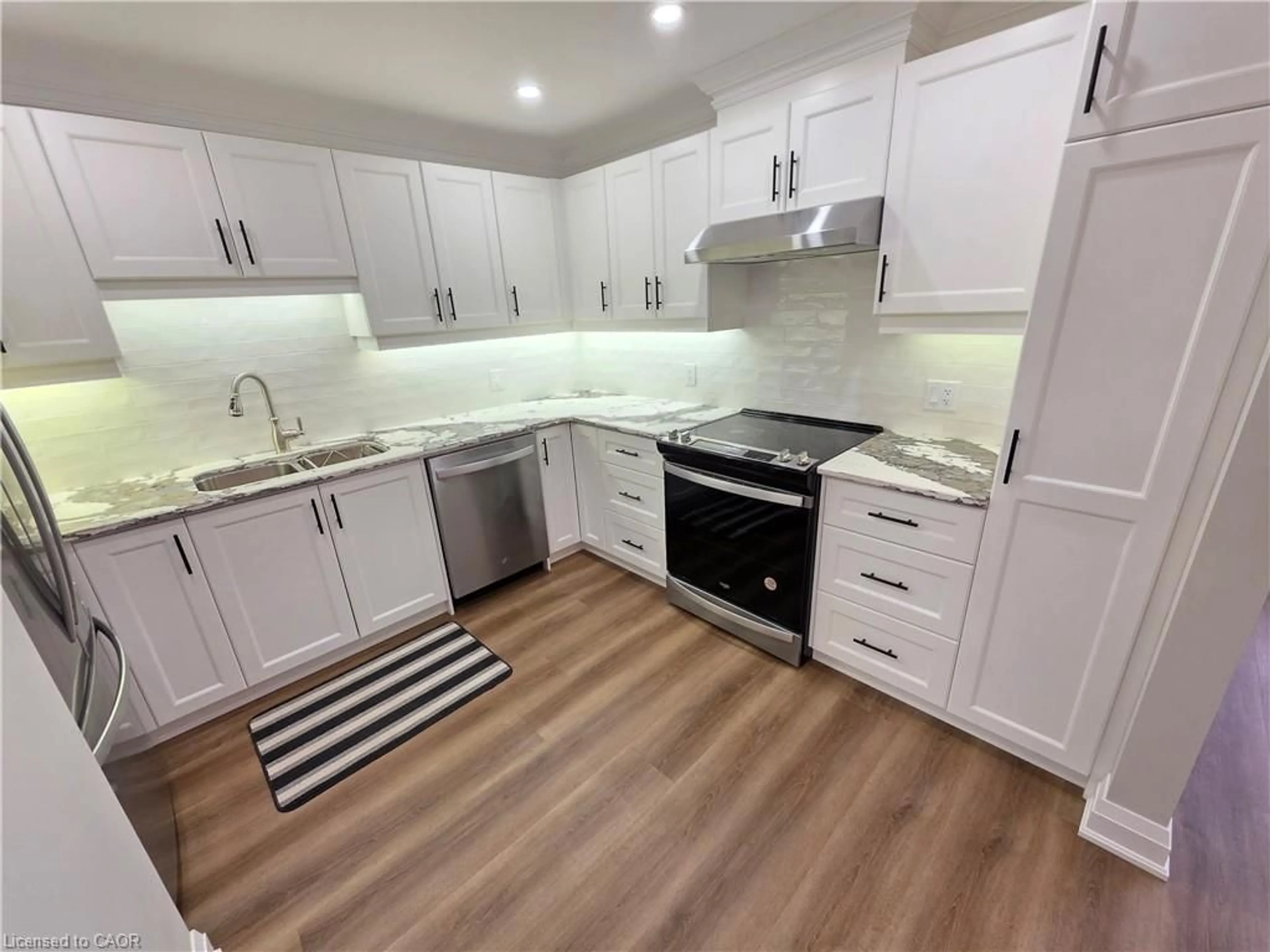 Open concept kitchen, unknown for 59 Szollosy Cir, Hamilton Ontario L9B 1T8