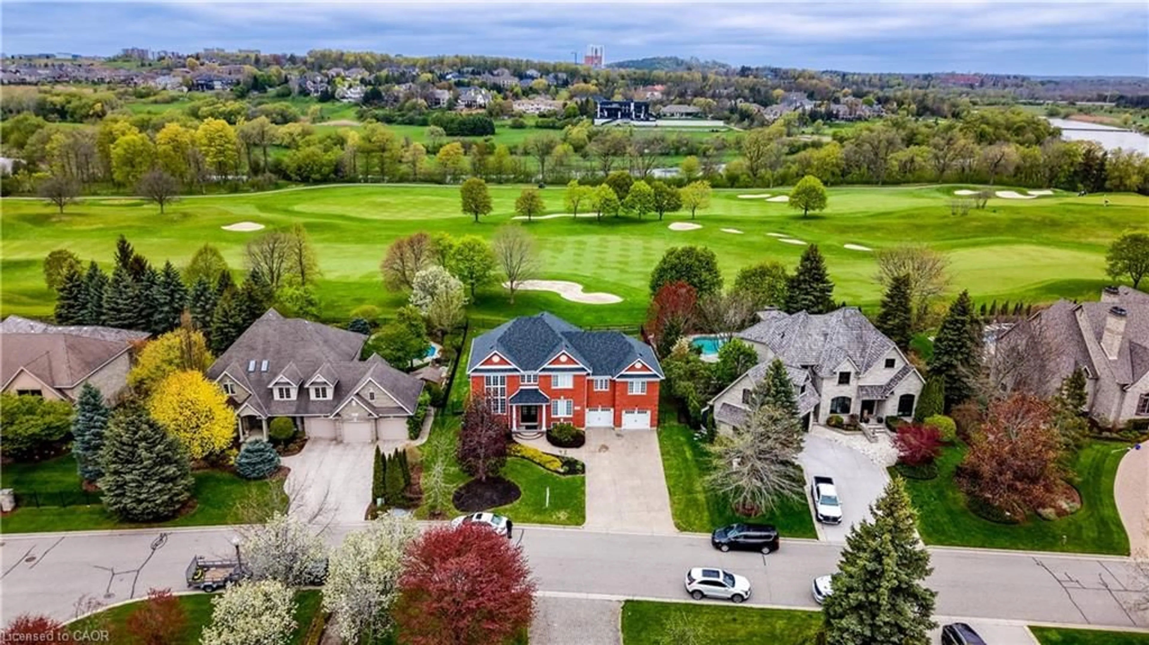 A pic from outside/outdoor area/front of a property/back of a property/a pic from drone, unknown for 38 Deer Ridge Cres, Kitchener Ontario N2P 2L3