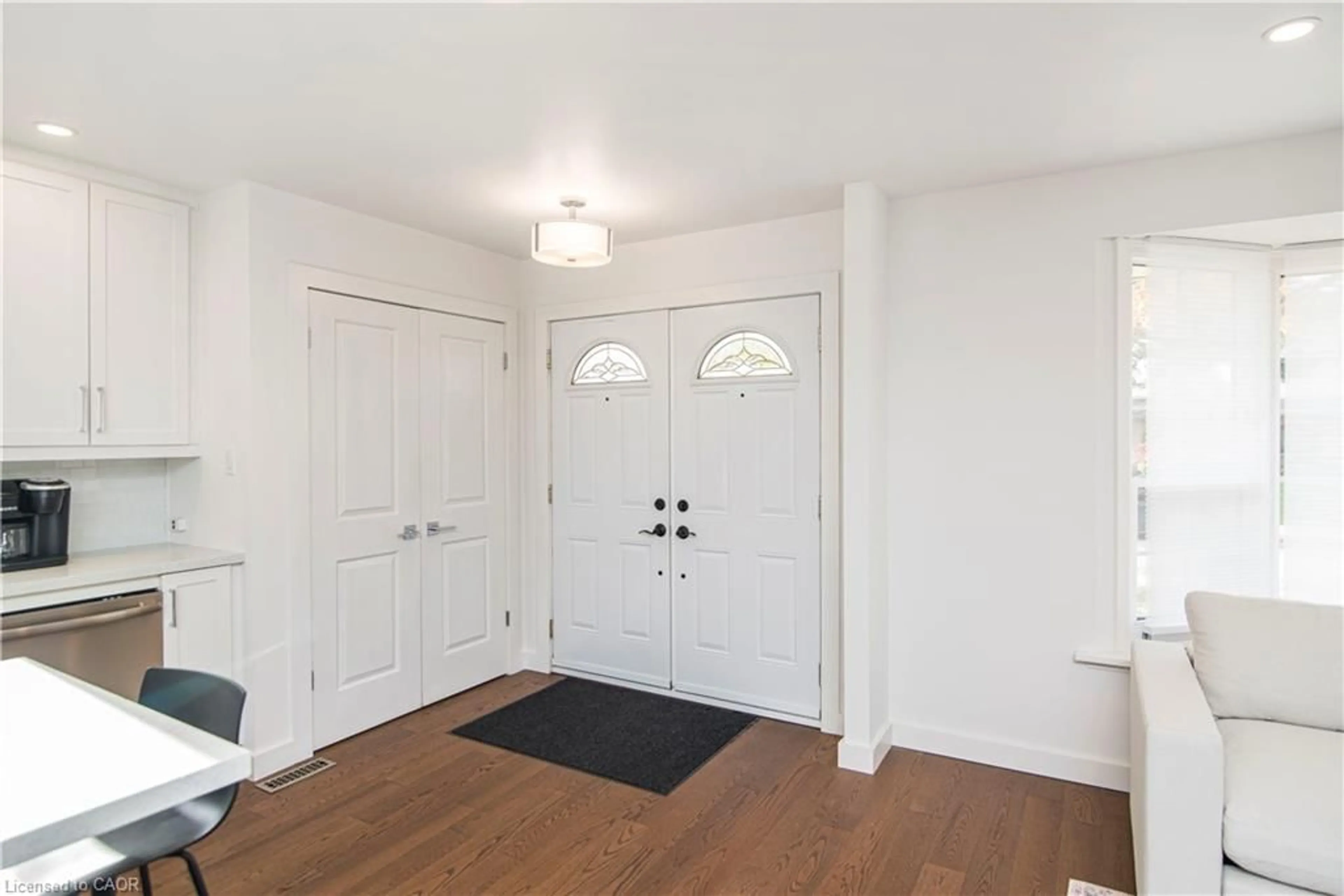 Indoor entryway for 39 Forestgate Dr, Hamilton Ontario L9C 6A4