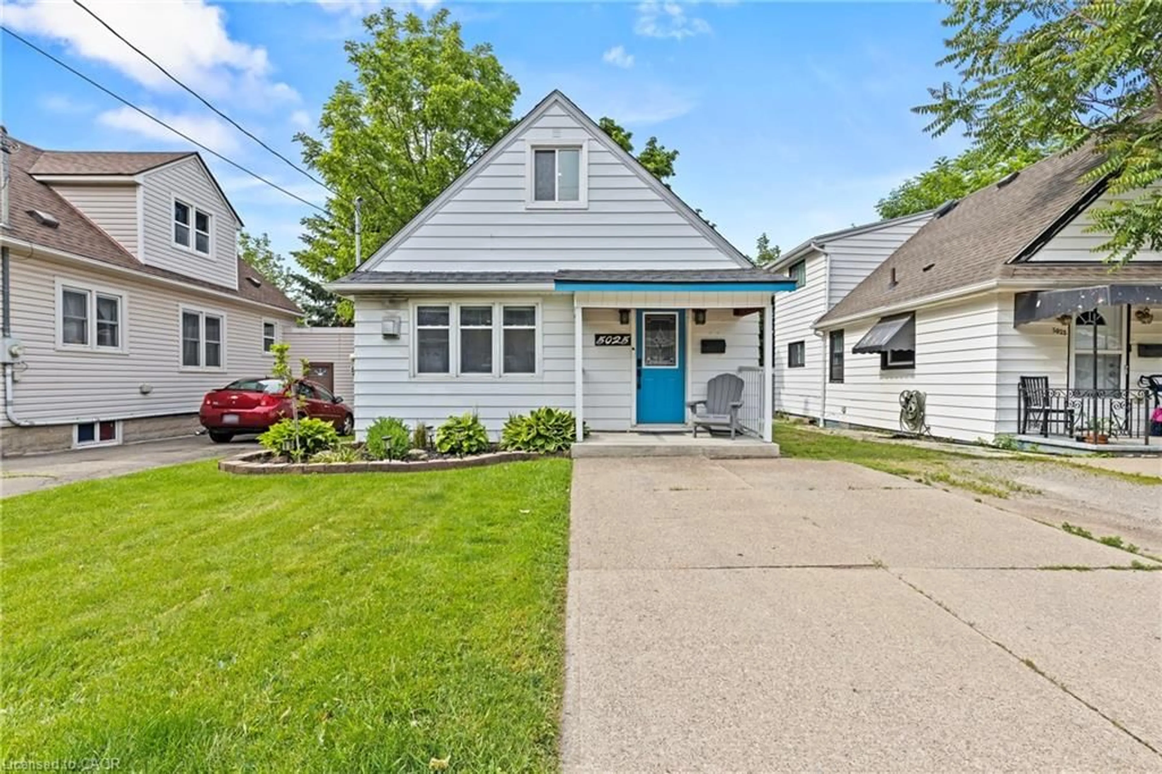 Home with vinyl exterior material, street for 5025 Albert St, Beamsville Ontario L0R 1B0