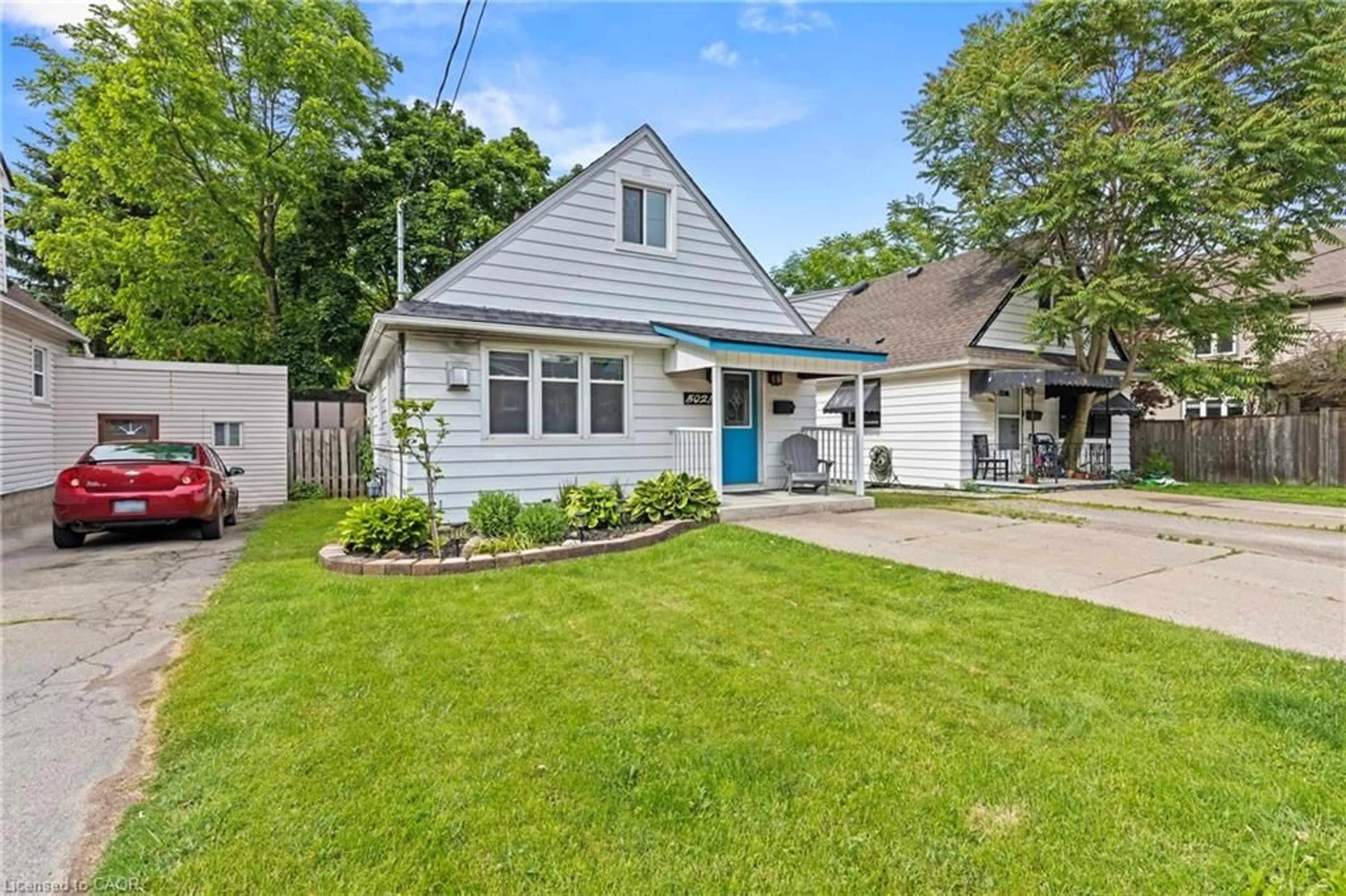 Home with vinyl exterior material, street for 5025 Albert St, Beamsville Ontario L0R 1B0