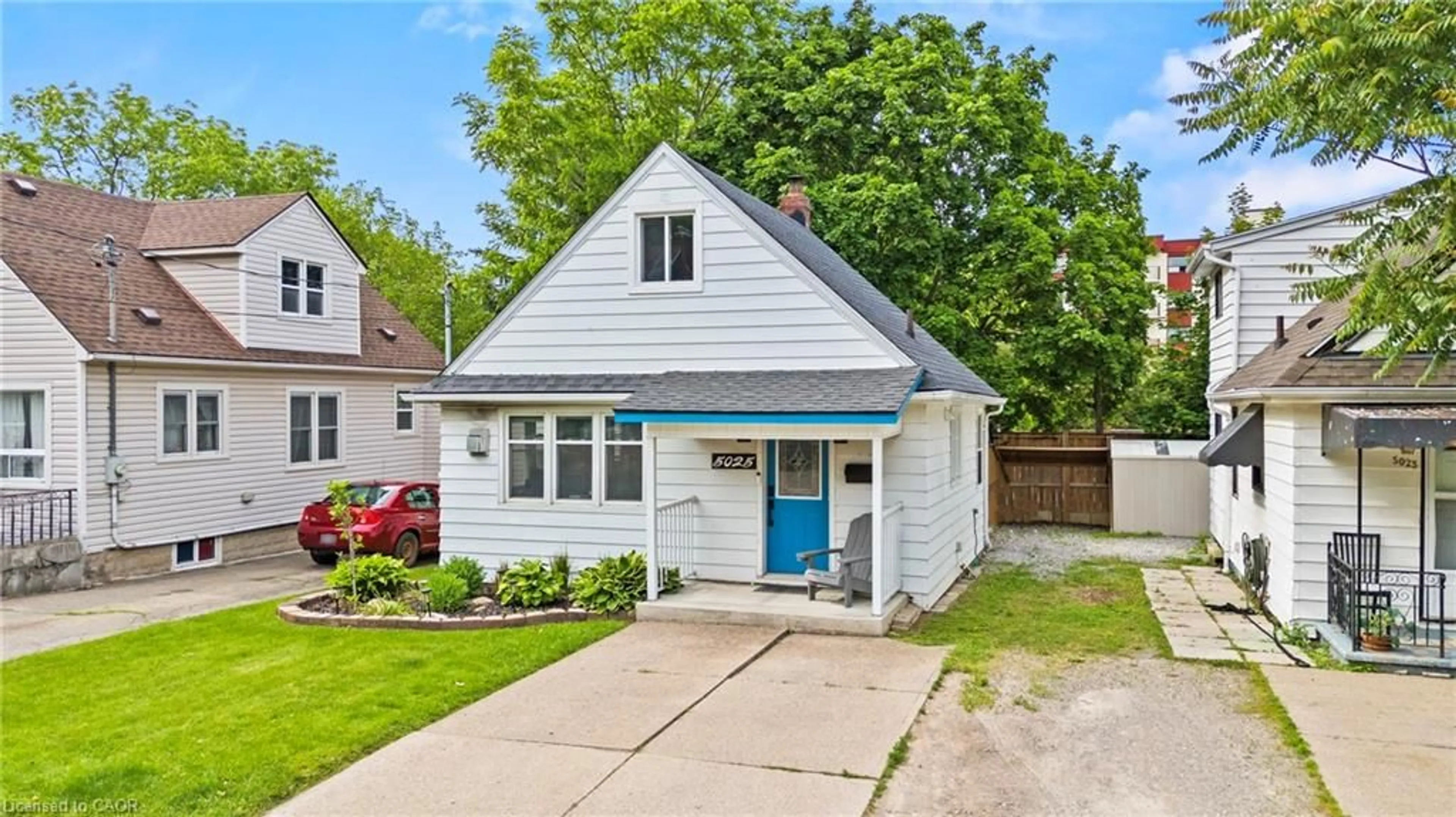 Home with vinyl exterior material, street for 5025 Albert St, Beamsville Ontario L0R 1B0