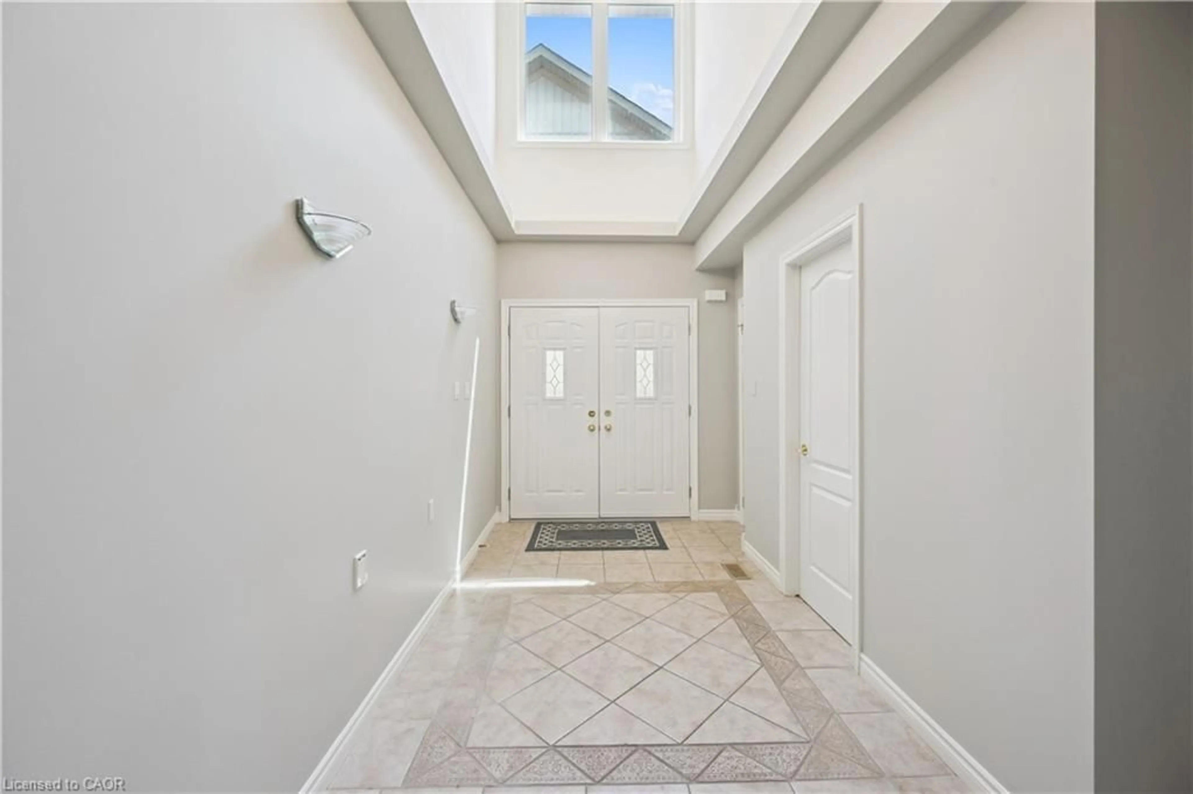Indoor entryway for 350 Doon Valley Dr #3E, Kitchener Ontario N2P 2M9
