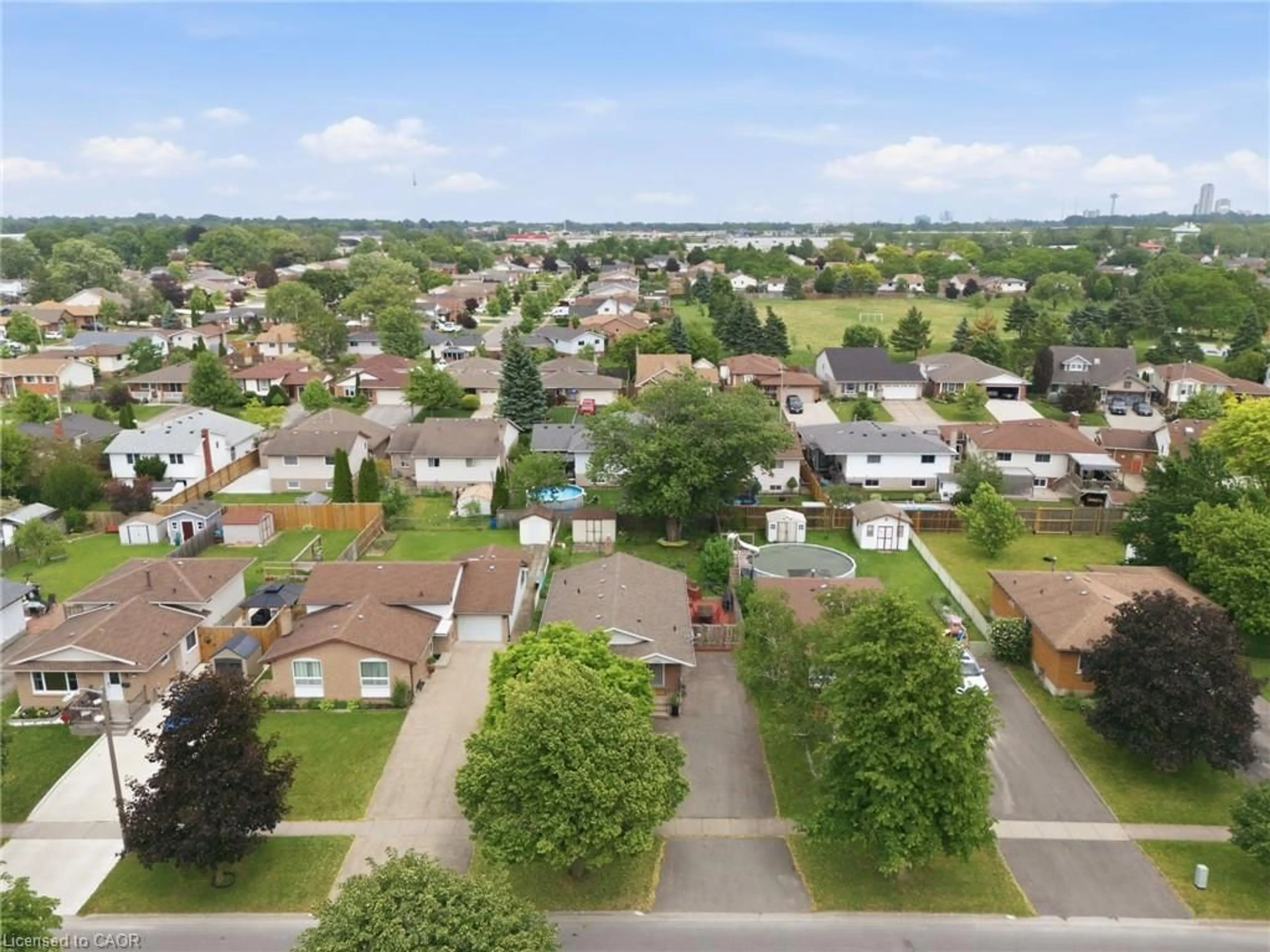 A pic from outside/outdoor area/front of a property/back of a property/a pic from drone, street for 7996 Paddock Trail, Niagara Falls Ontario L2H 1X2