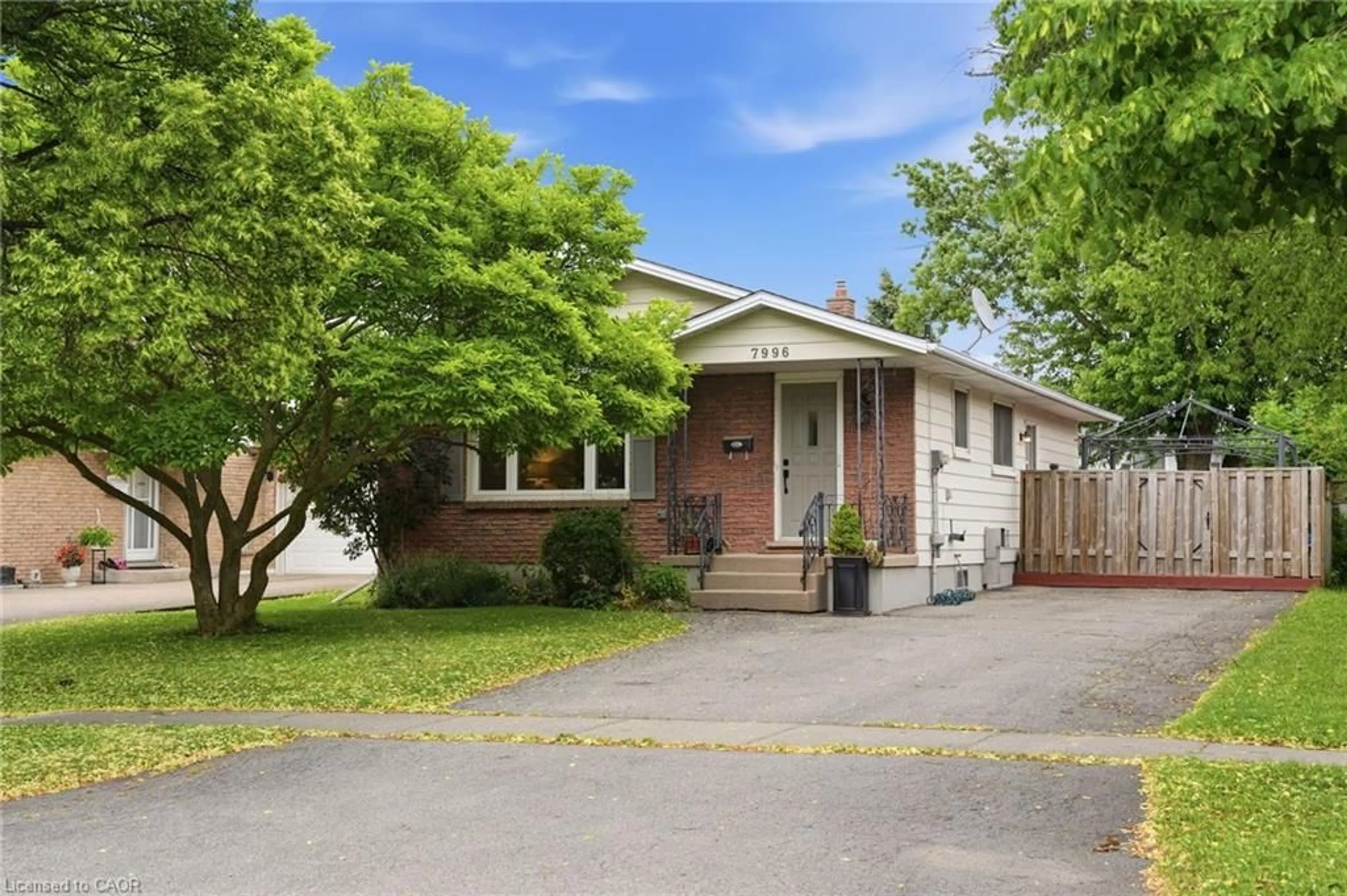 Home with vinyl exterior material, street for 7996 Paddock Trail, Niagara Falls Ontario L2H 1X2
