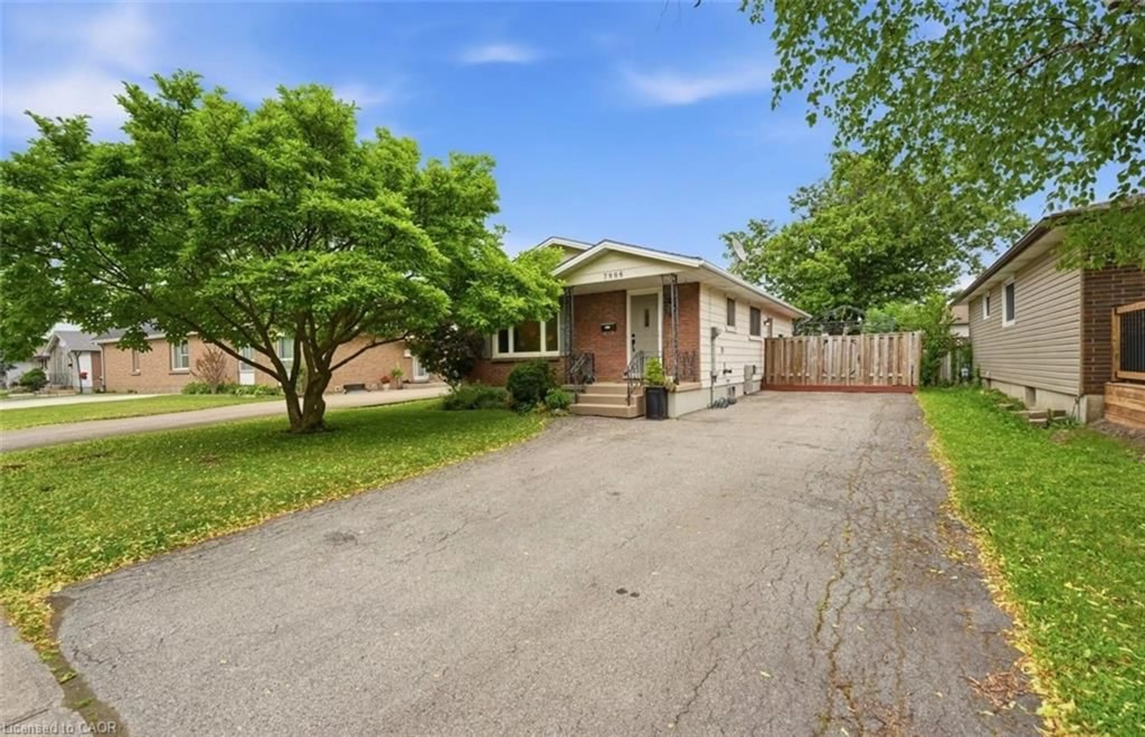 A pic from outside/outdoor area/front of a property/back of a property/a pic from drone, street for 7996 Paddock Trail, Niagara Falls Ontario L2H 1X2