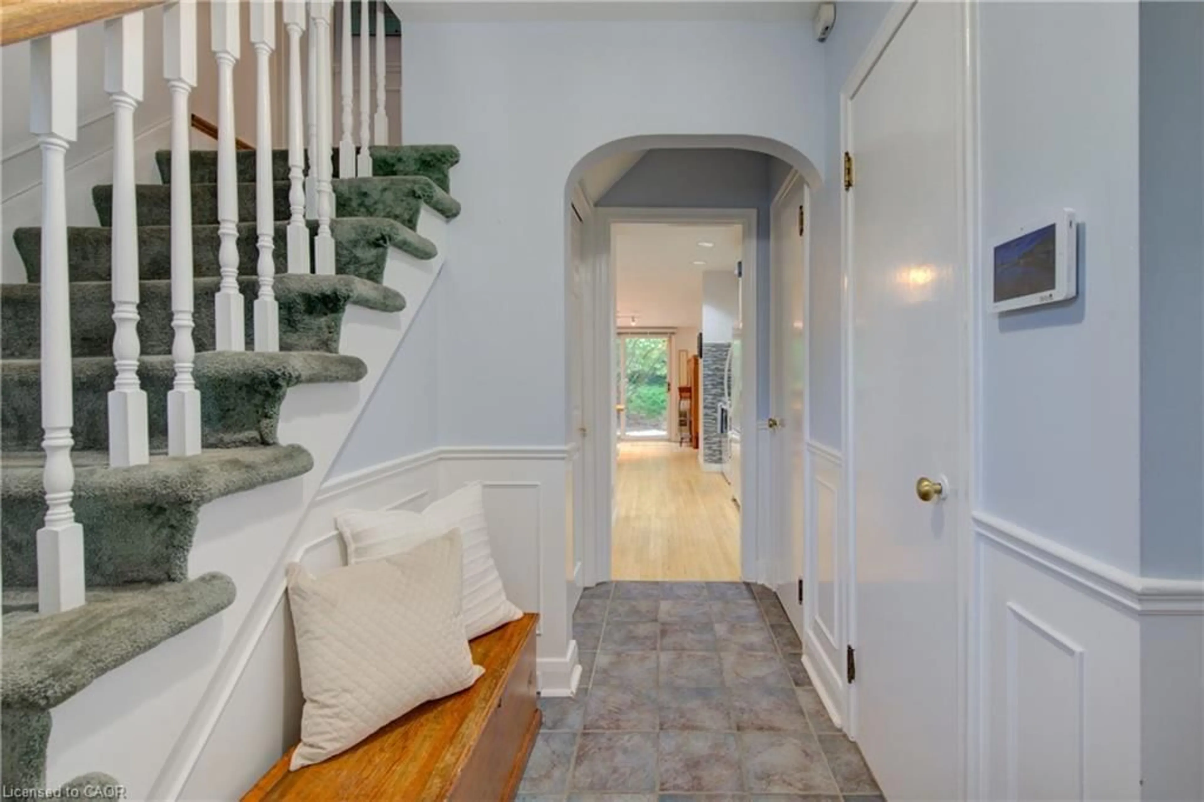 Indoor entryway for 186 Union Blvd, Kitchener Ontario N2M 2S4