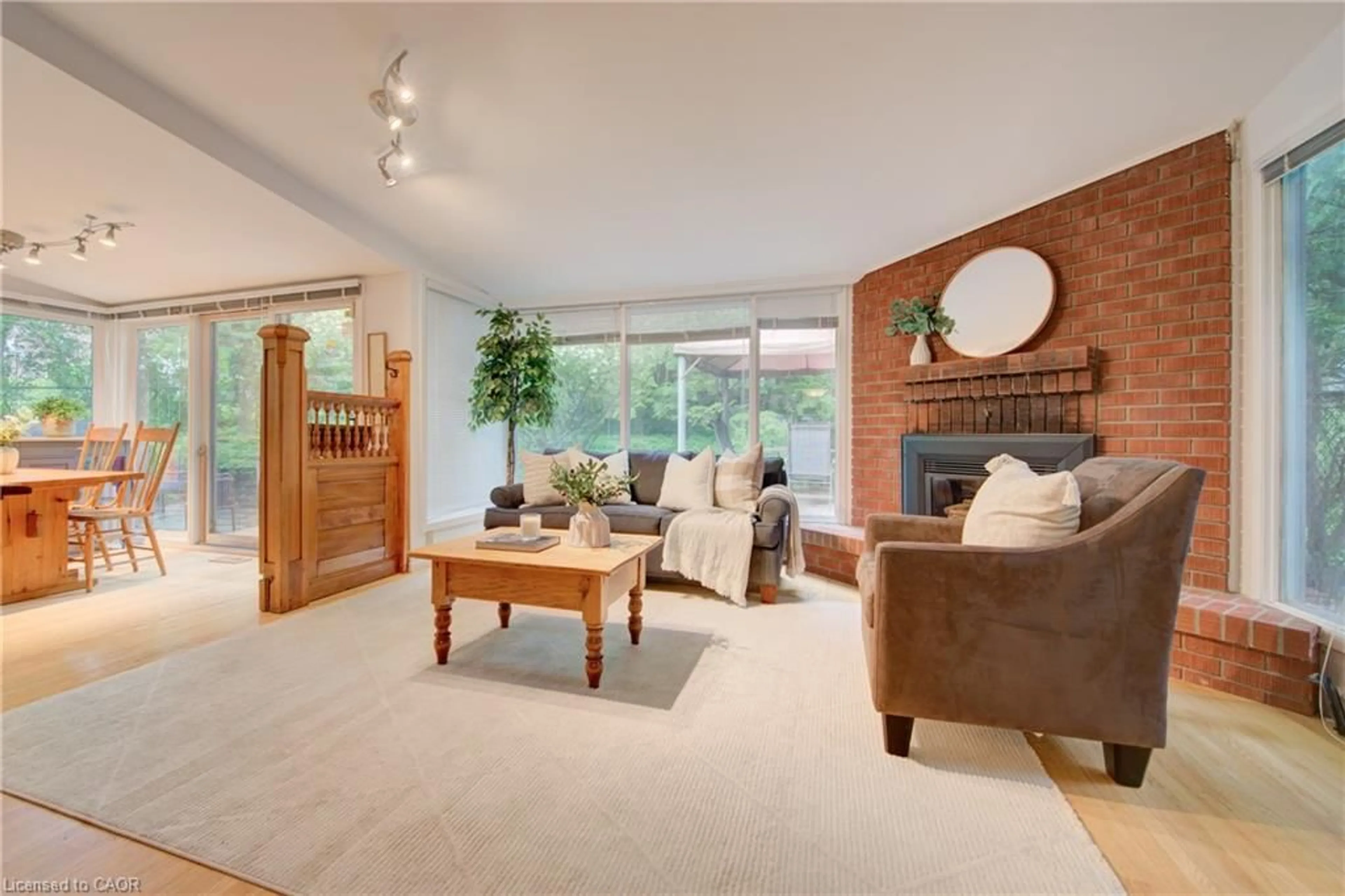Living room with furniture, wood/laminate floor for 186 Union Blvd, Kitchener Ontario N2M 2S4