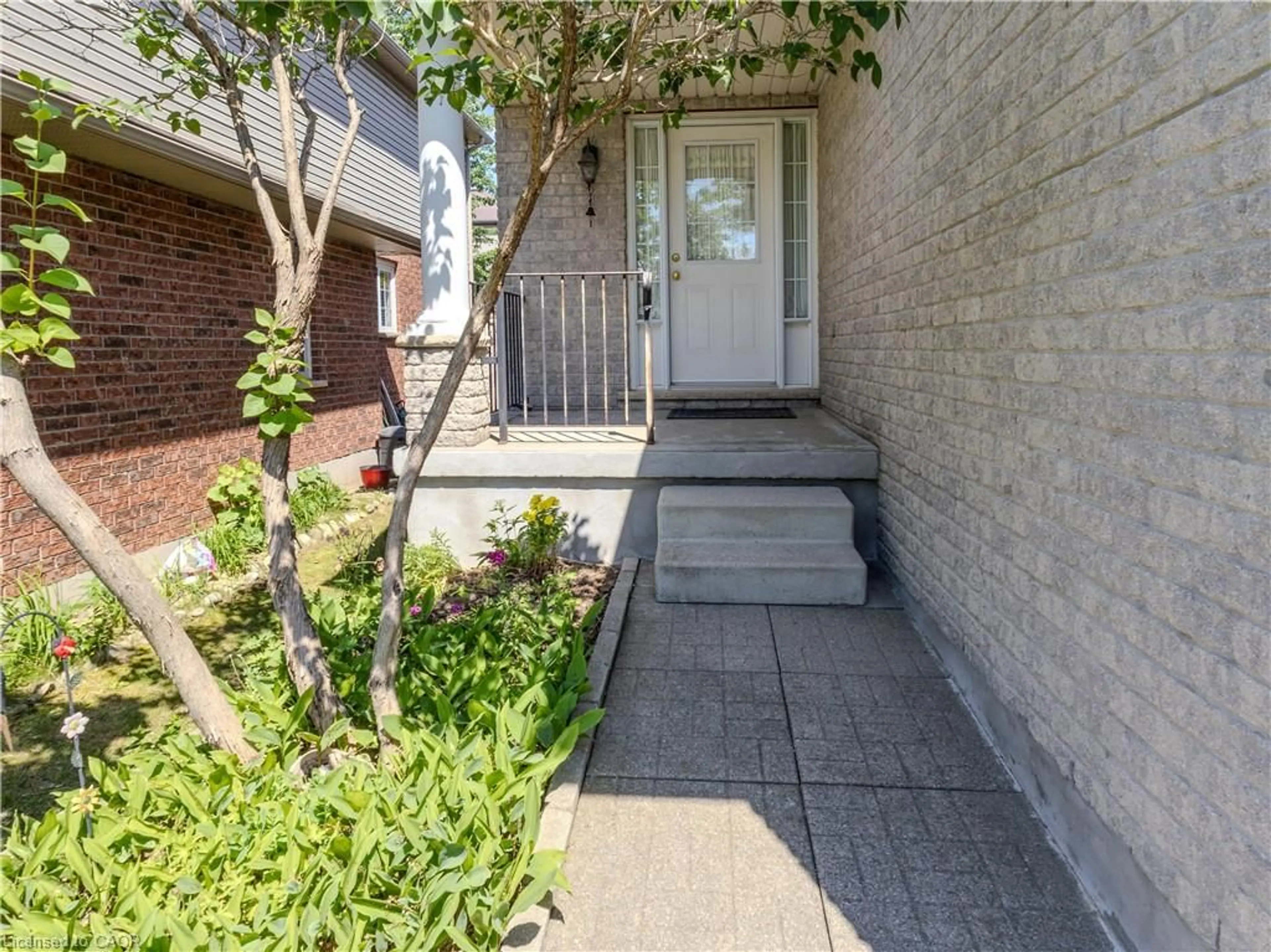 Indoor entryway for 212 Sleaford St, Waterloo Ontario N2J 4Z8
