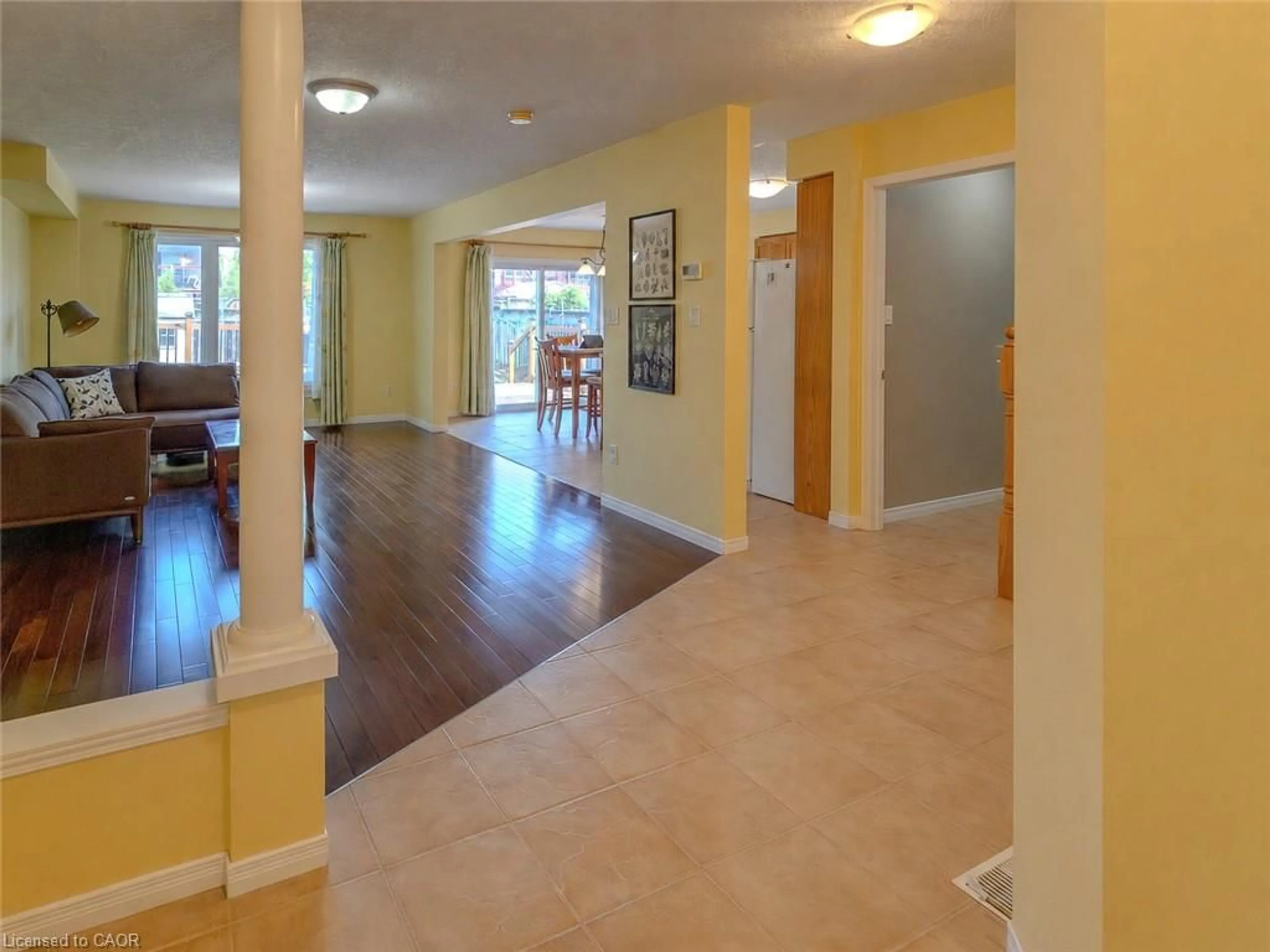 Indoor foyer for 212 Sleaford St, Waterloo Ontario N2J 4Z8