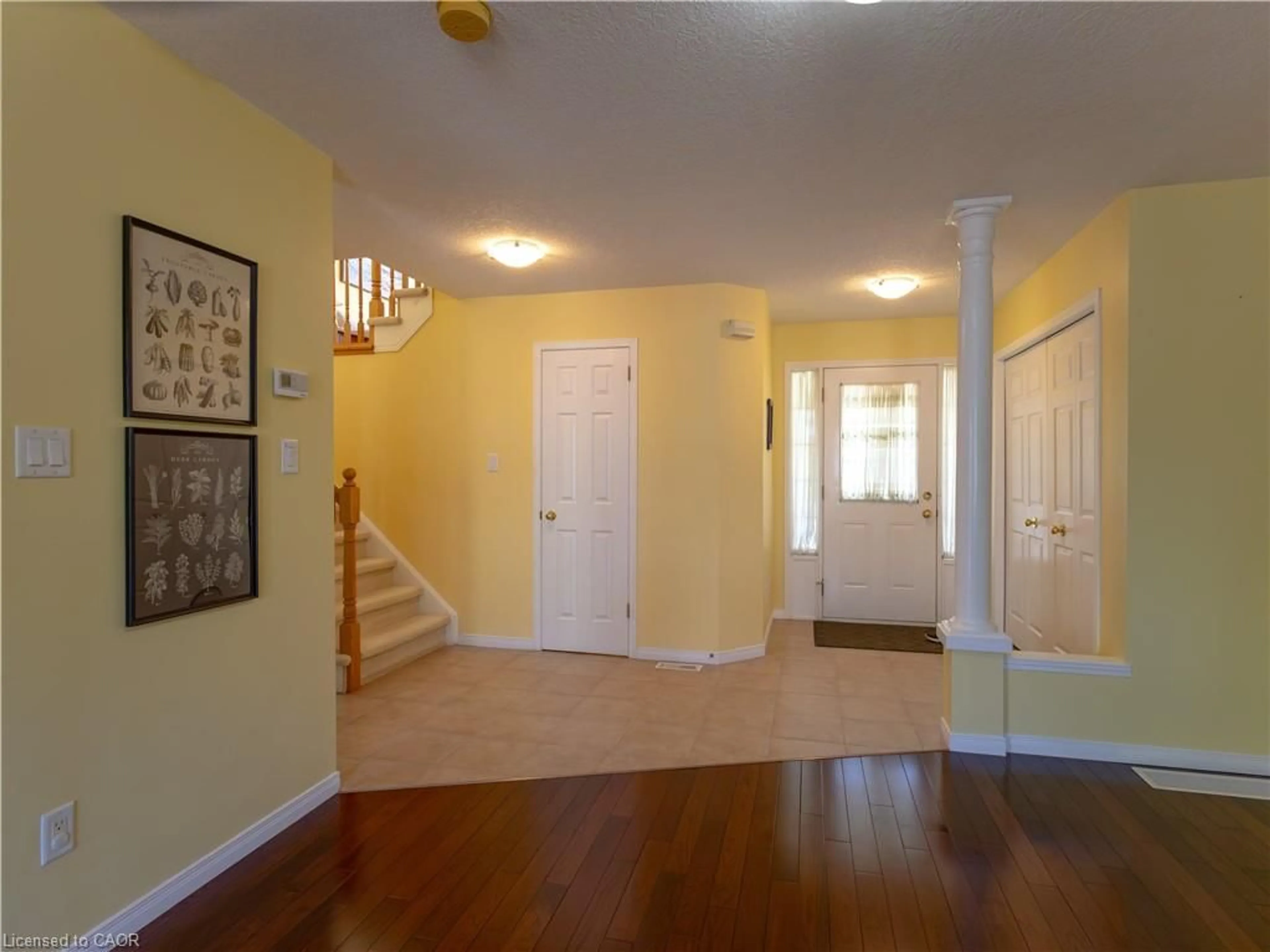 Indoor foyer for 212 Sleaford St, Waterloo Ontario N2J 4Z8