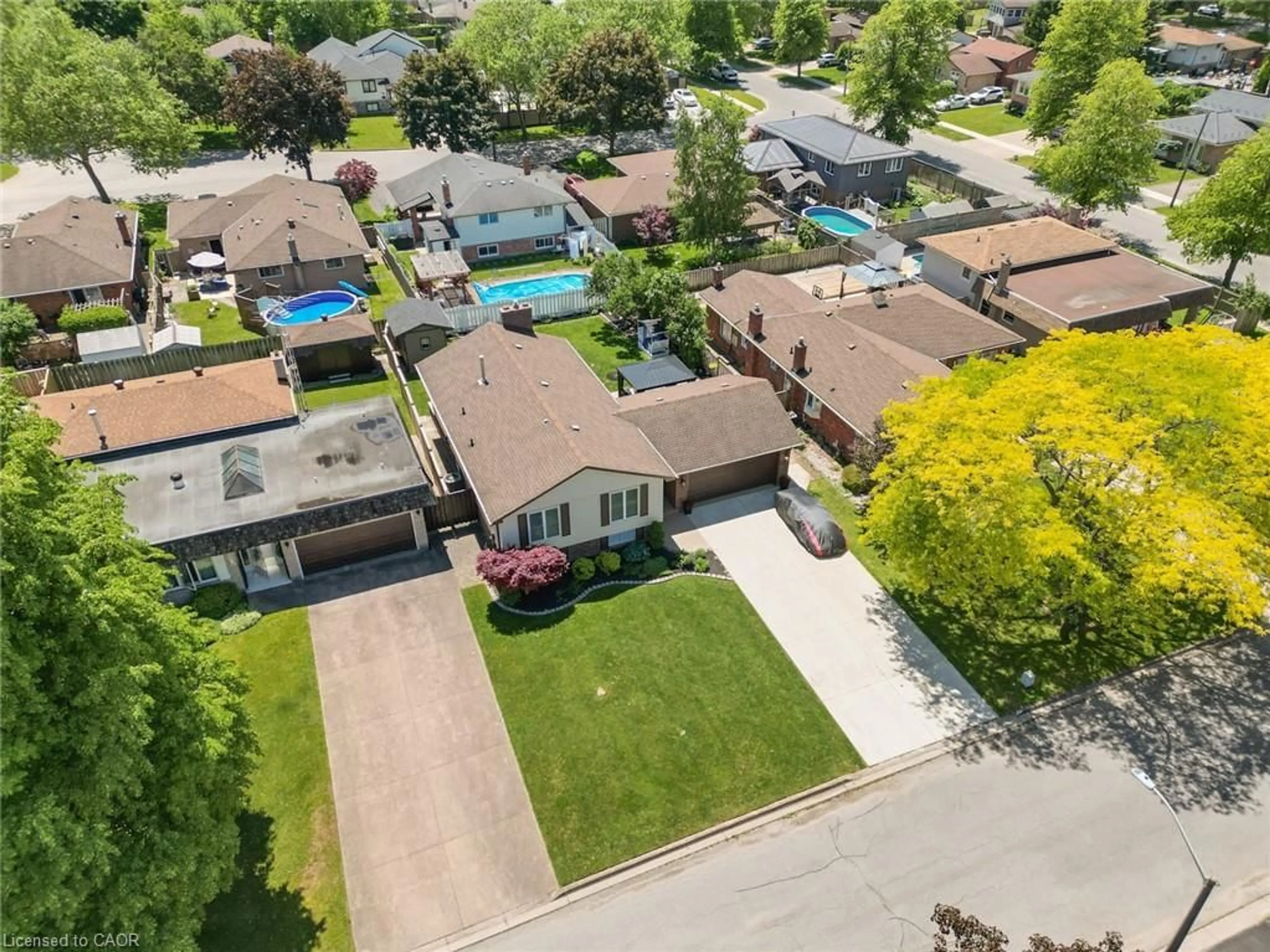 A pic from outside/outdoor area/front of a property/back of a property/a pic from drone, street for 6986 Glengowan Cres, Niagara Falls Ontario L2J 3R8