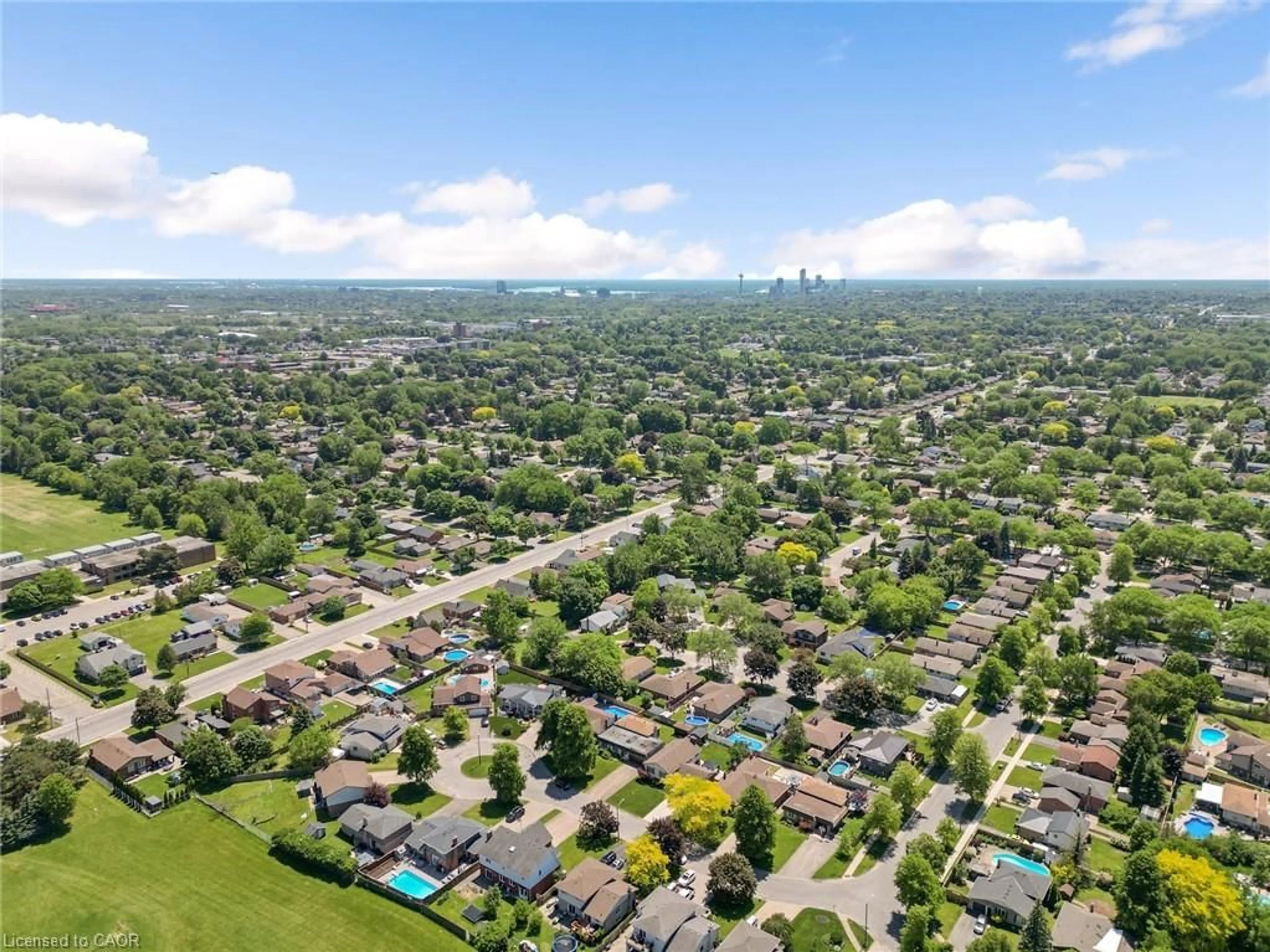 A pic from outside/outdoor area/front of a property/back of a property/a pic from drone, street for 6986 Glengowan Cres, Niagara Falls Ontario L2J 3R8