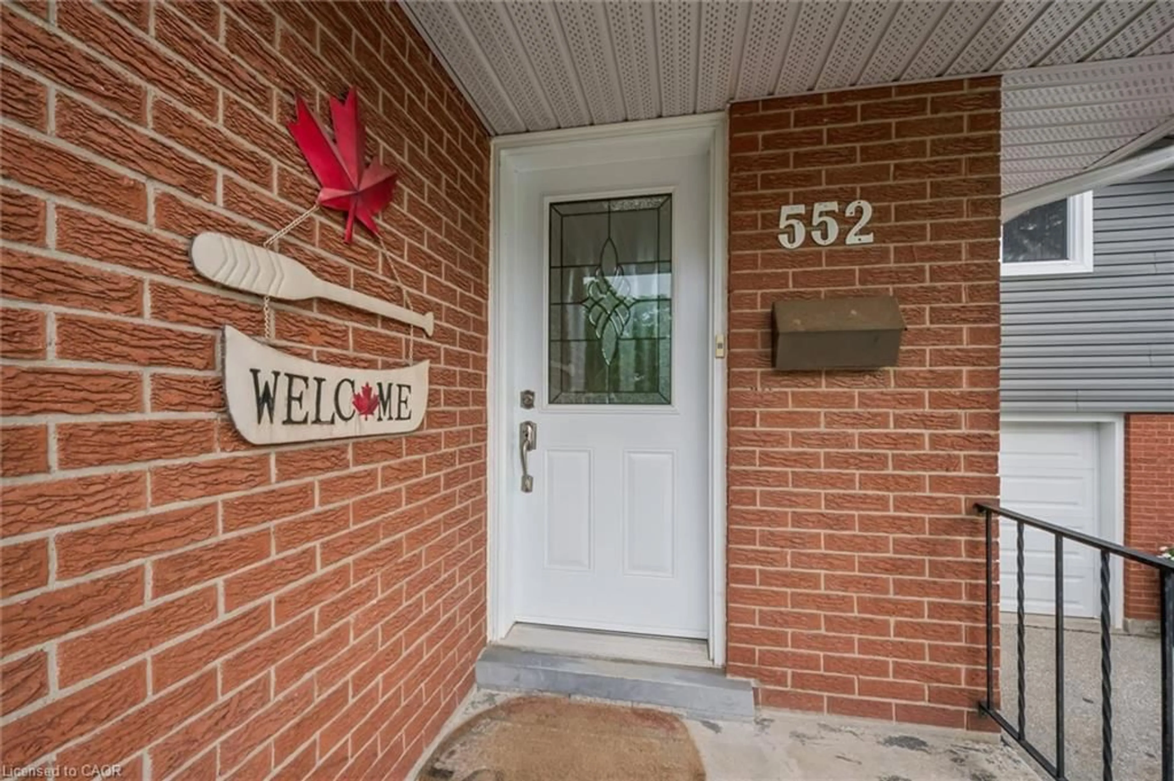 Indoor entryway for 552 Greenbrook Dr, Kitchener Ontario N2M 4K6