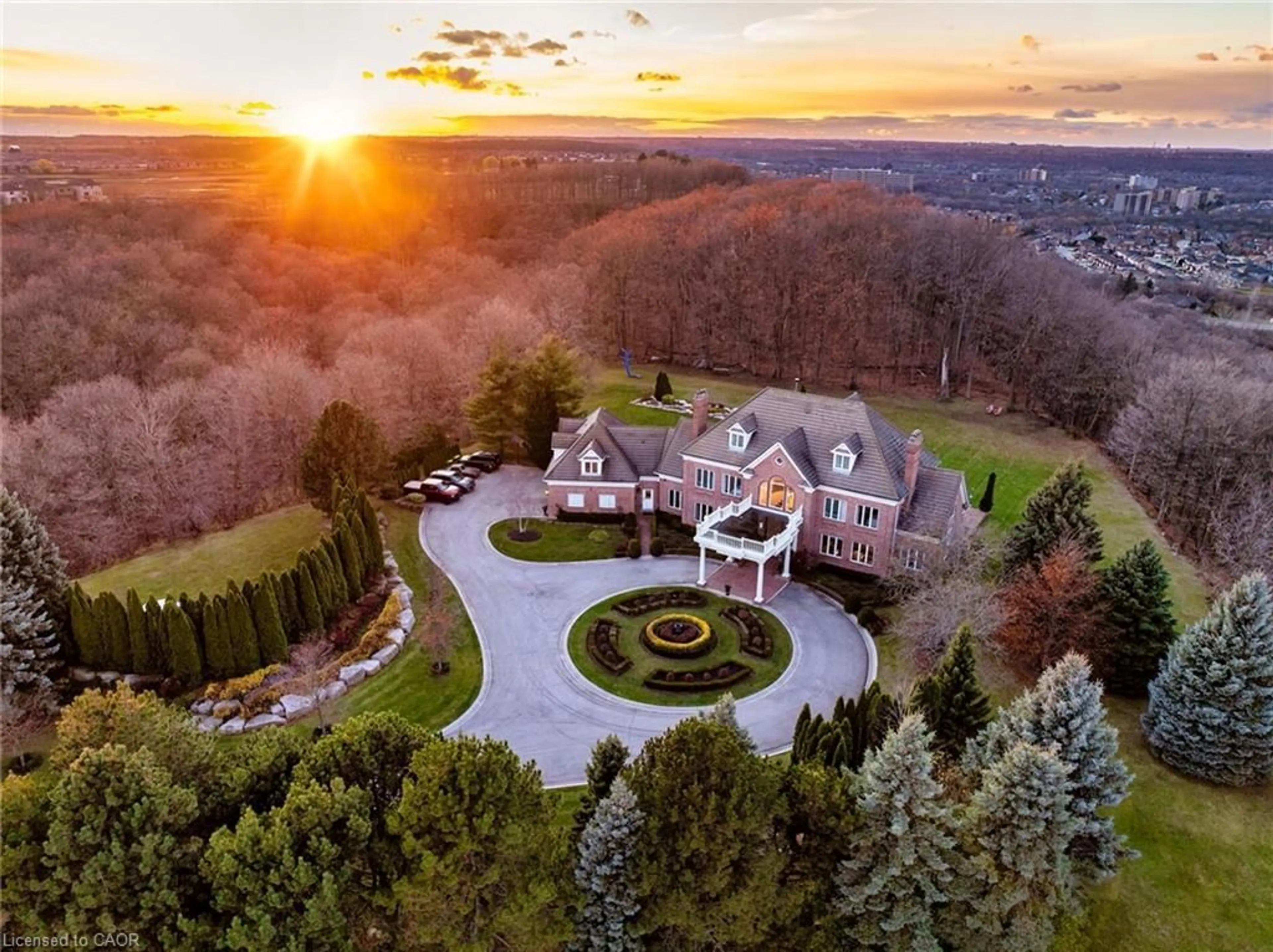 A pic from outside/outdoor area/front of a property/back of a property/a pic from drone, mountain view for 75 Ridge Rd, Stoney Creek Ontario L8J 2V9