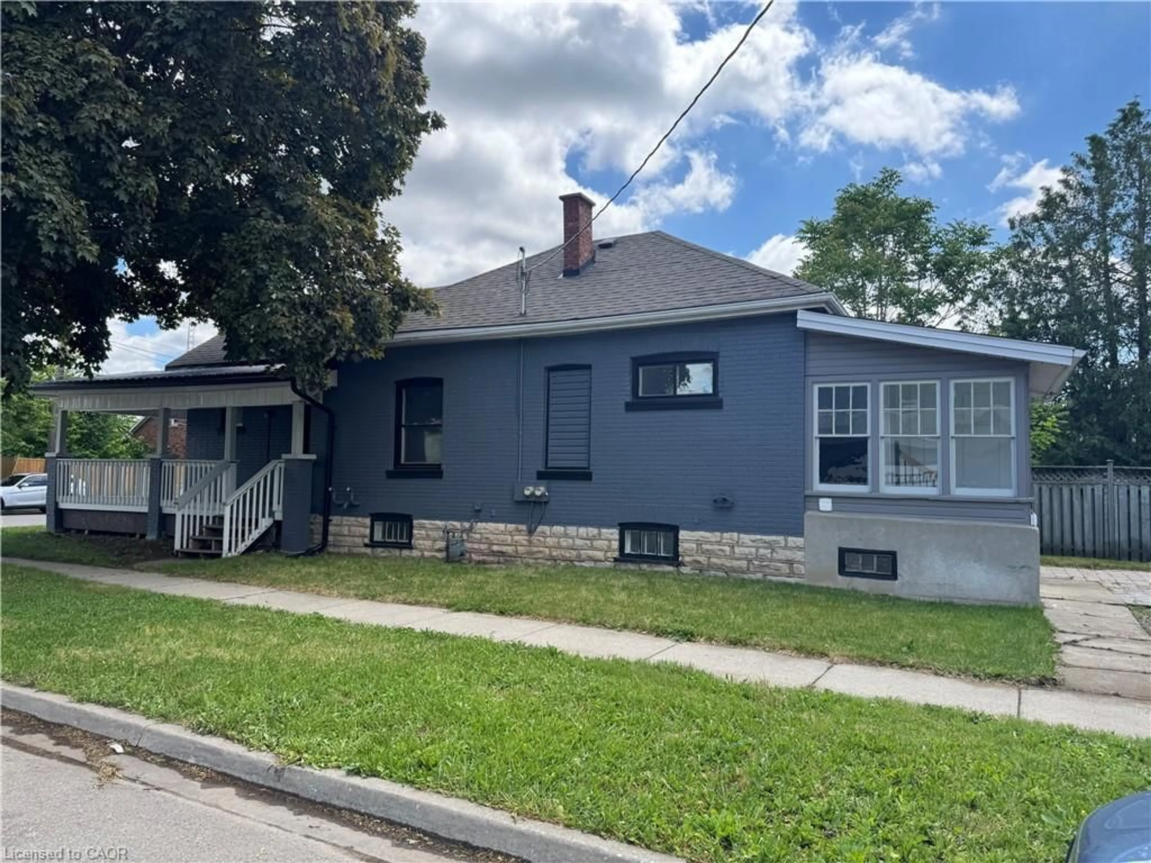 Home with vinyl exterior material, street for 105 Catharine Ave, Brantford Ontario N3T 1Y1