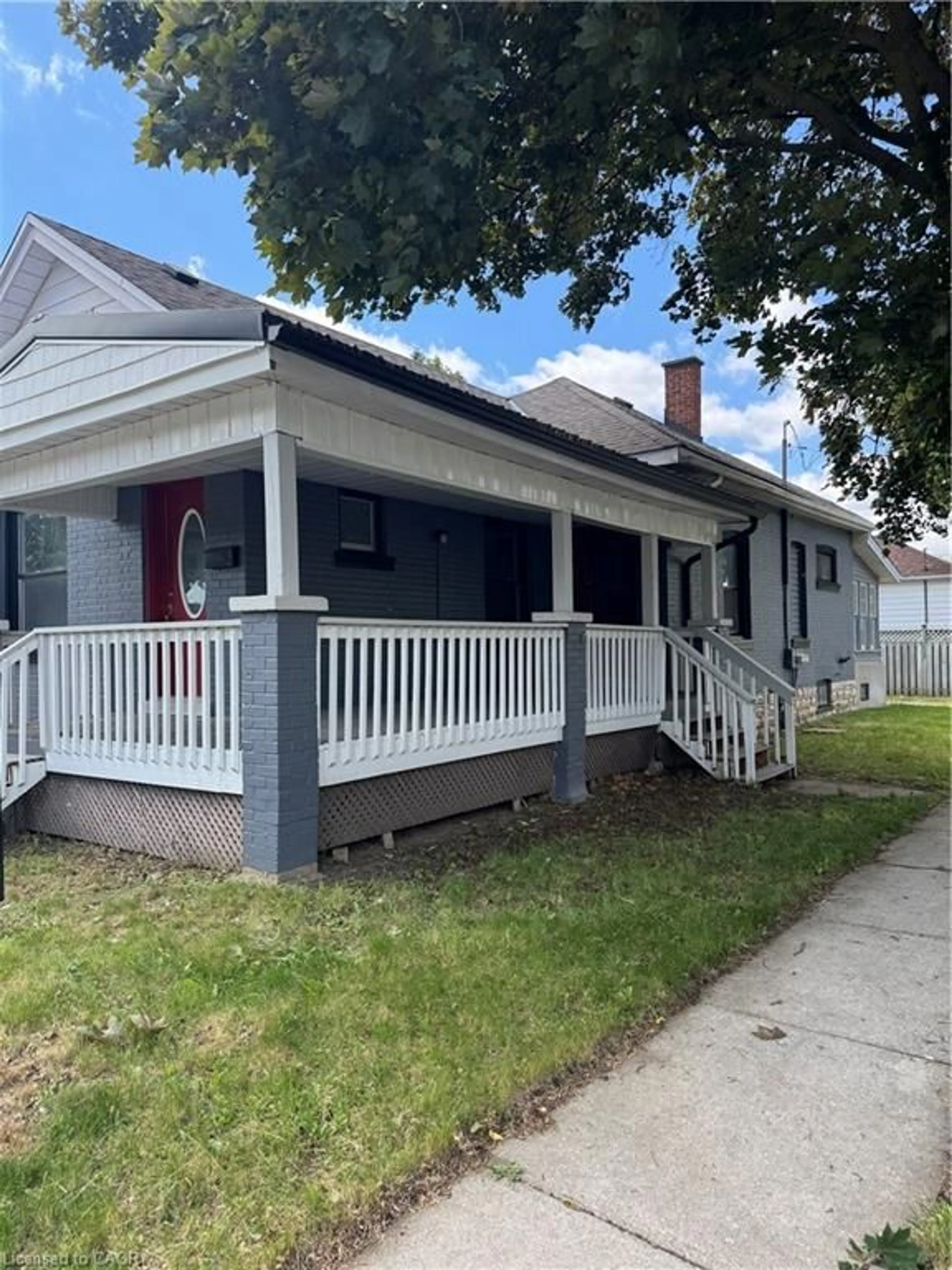 Home with vinyl exterior material, street for 105 Catharine Ave, Brantford Ontario N3T 1Y1
