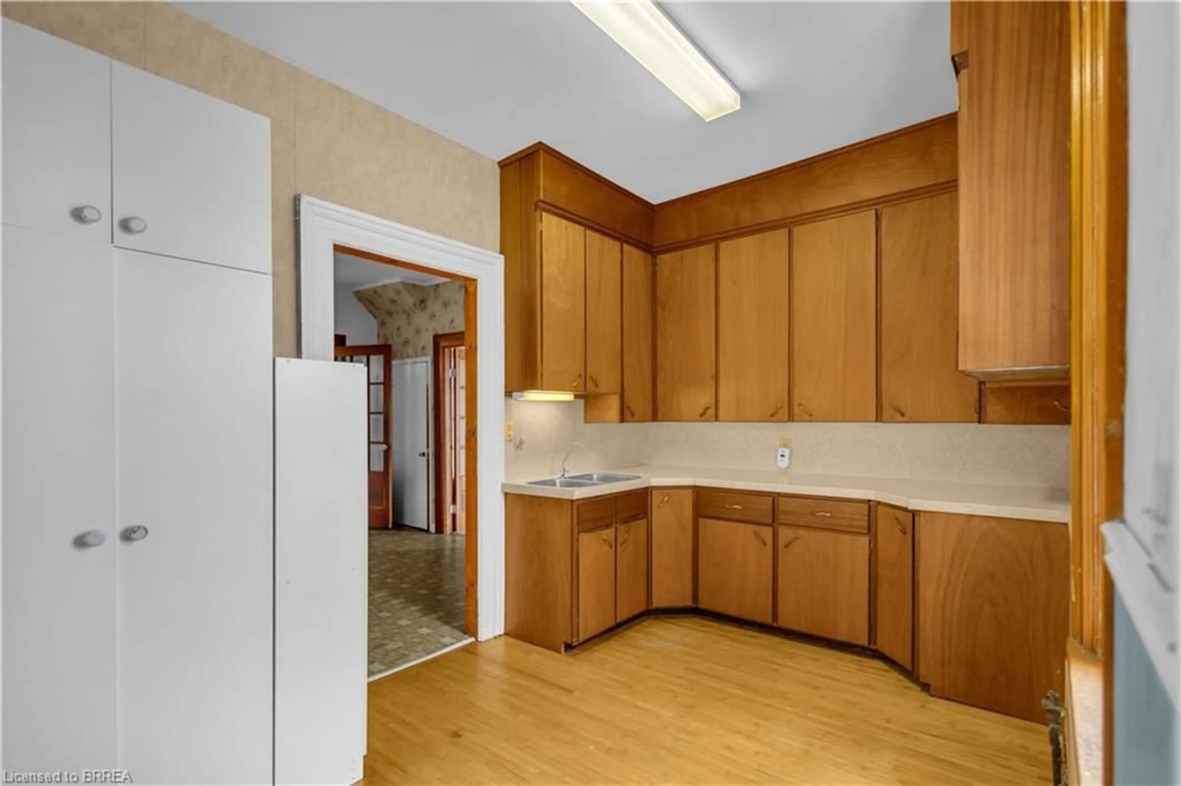 Standard kitchen, unknown for 121 Main St, Waterford Ontario N0E 1Y0