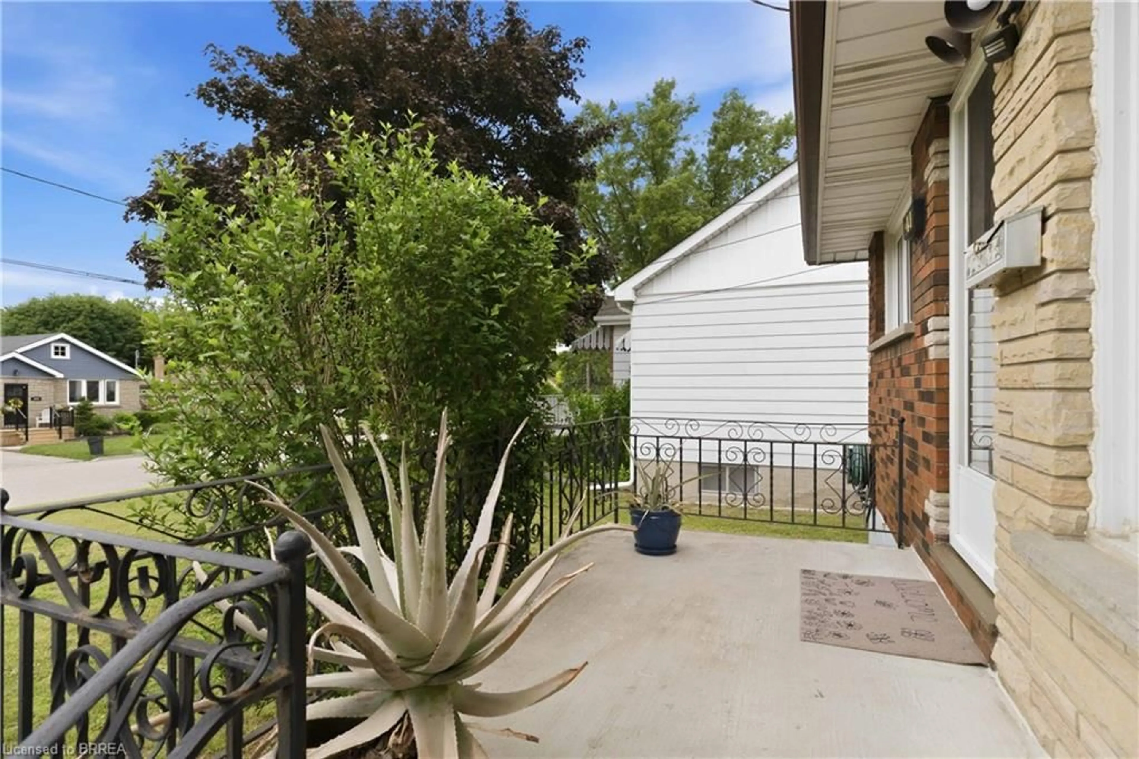 Patio, street for 398 Sheridan St, Brantford Ontario N3S 4S4
