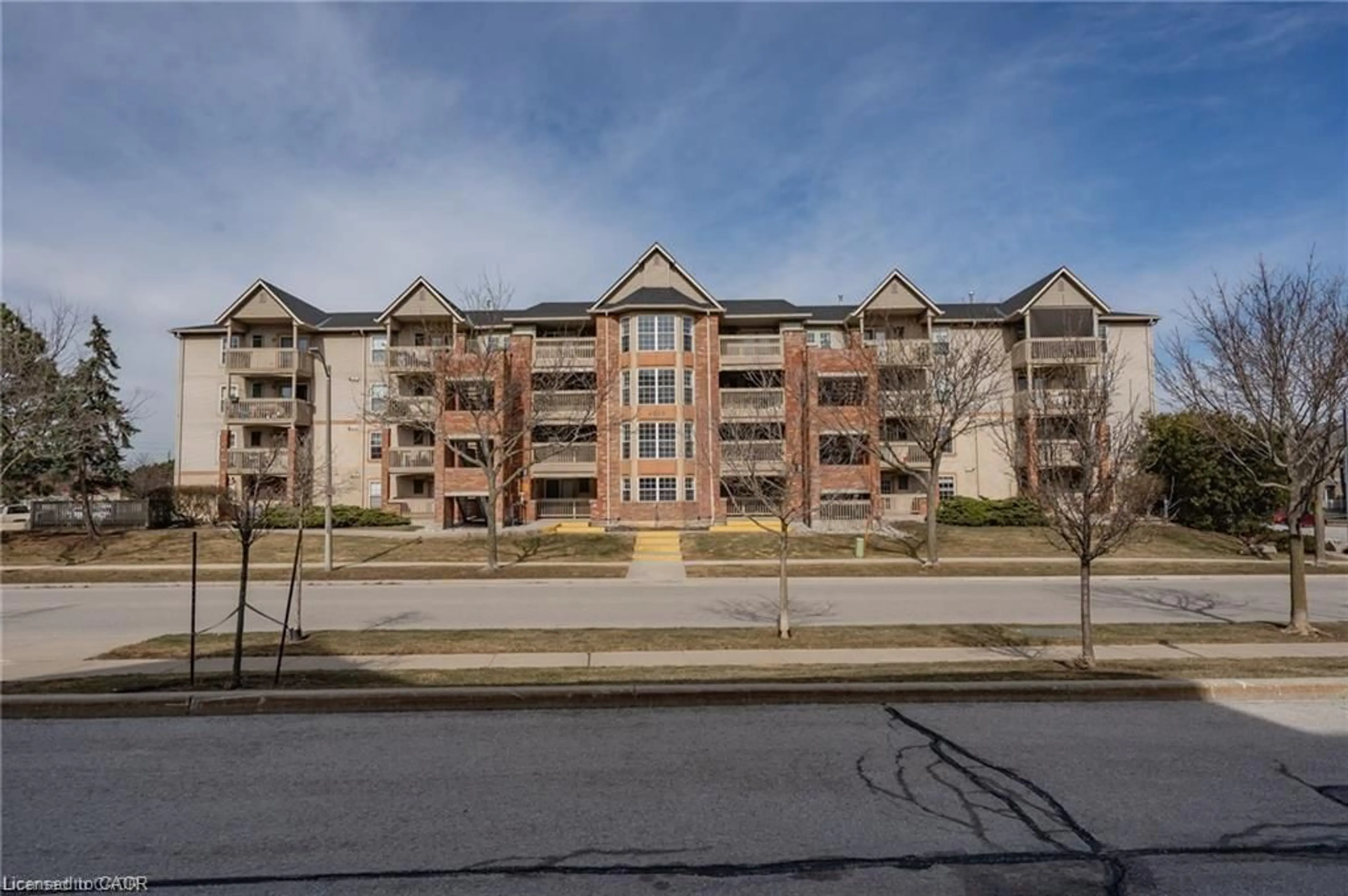 A pic from outside/outdoor area/front of a property/back of a property/a pic from drone, building for 4015 Kilmer Dr #406, Burlington Ontario L7M 4M4