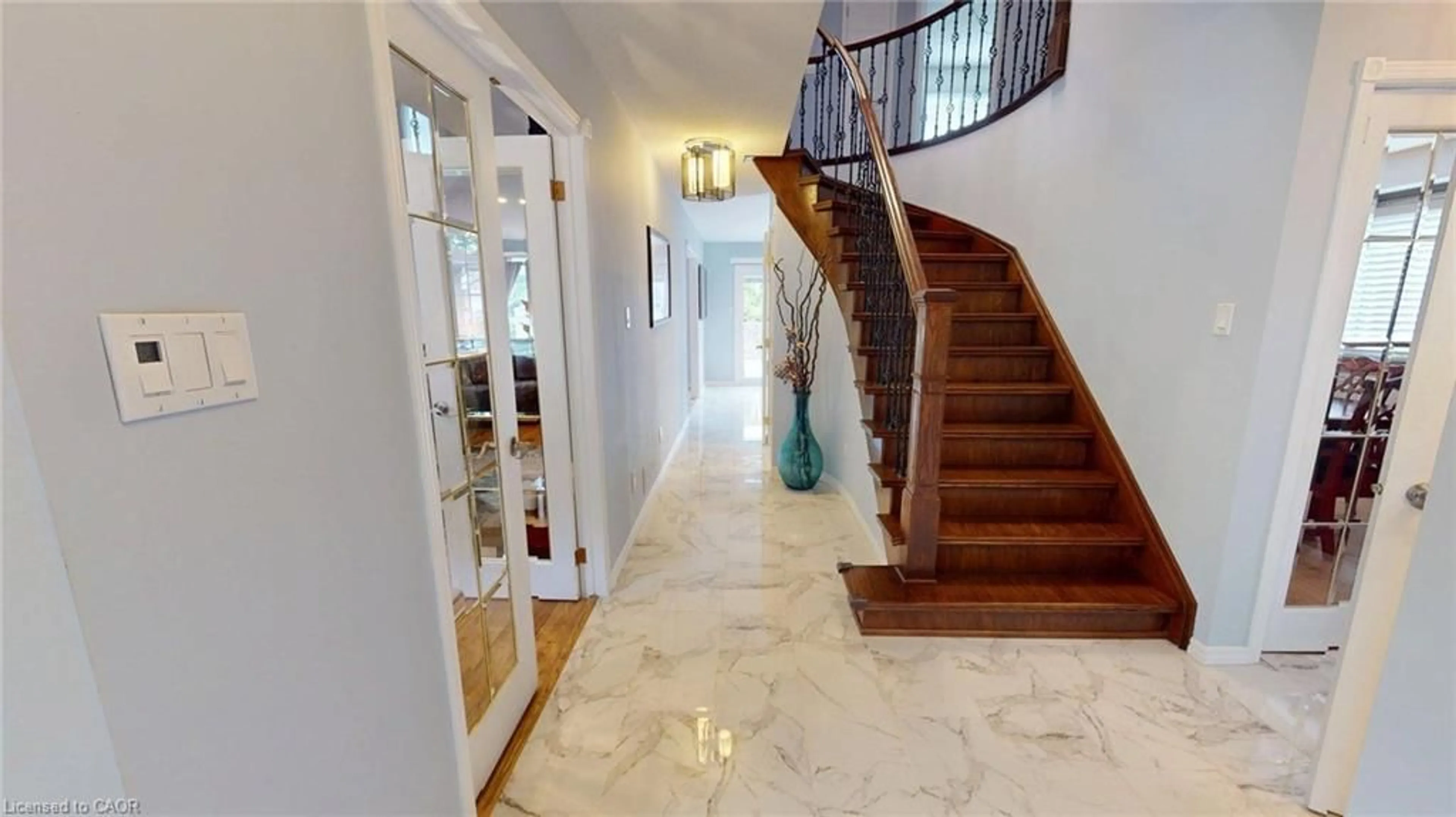 Indoor foyer for 74 Liam Dr, Hamilton Ontario L9G 4Y1