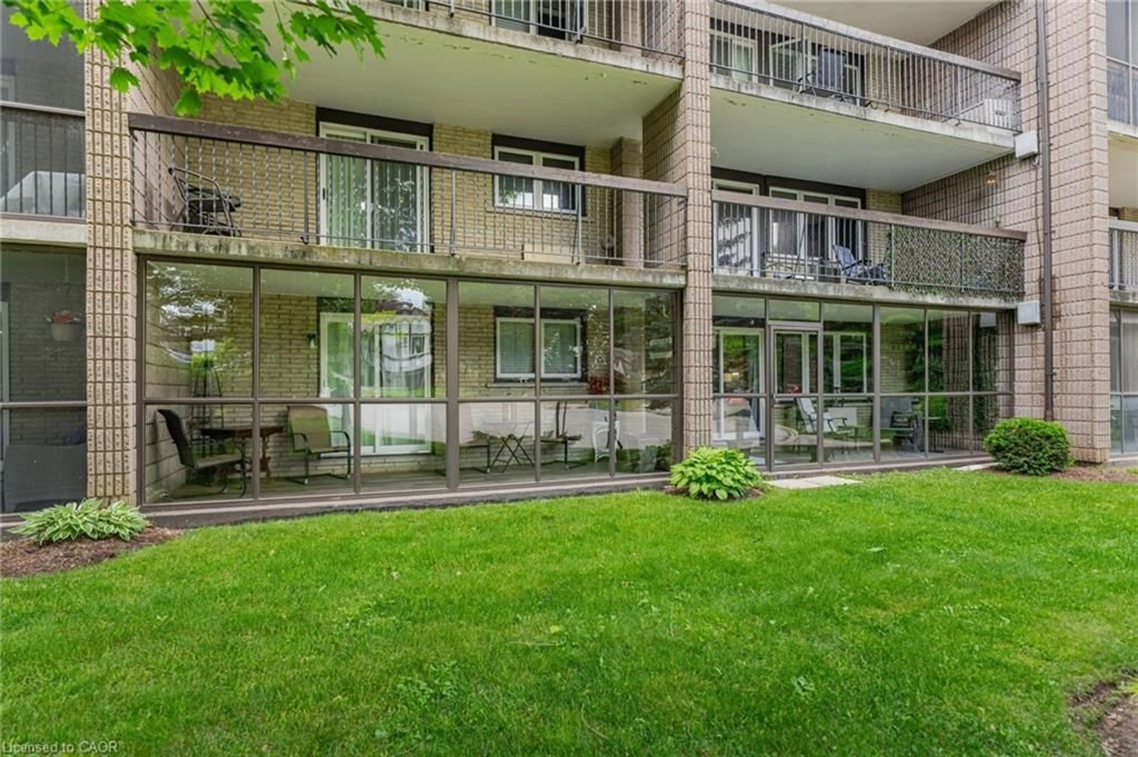 Patio, building for 6 Shettleston Dr #102, Cambridge Ontario N3H 5E7