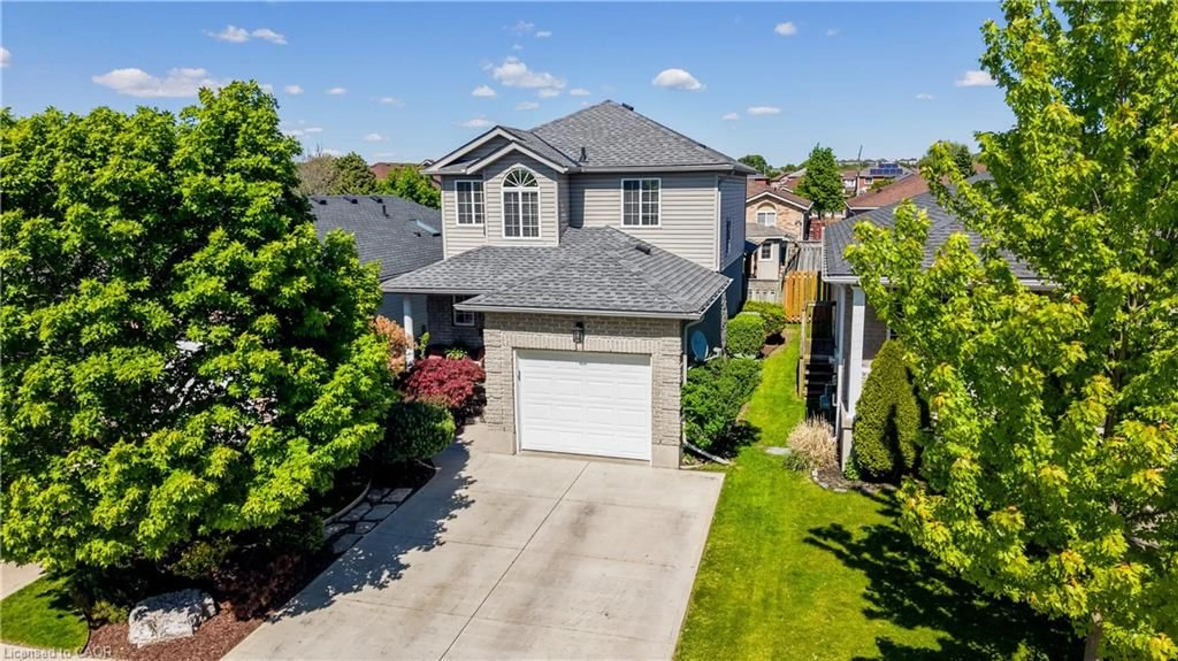 A pic from outside/outdoor area/front of a property/back of a property/a pic from drone, street for 101 Edgemere Dr, Cambridge Ontario N1P 1E9