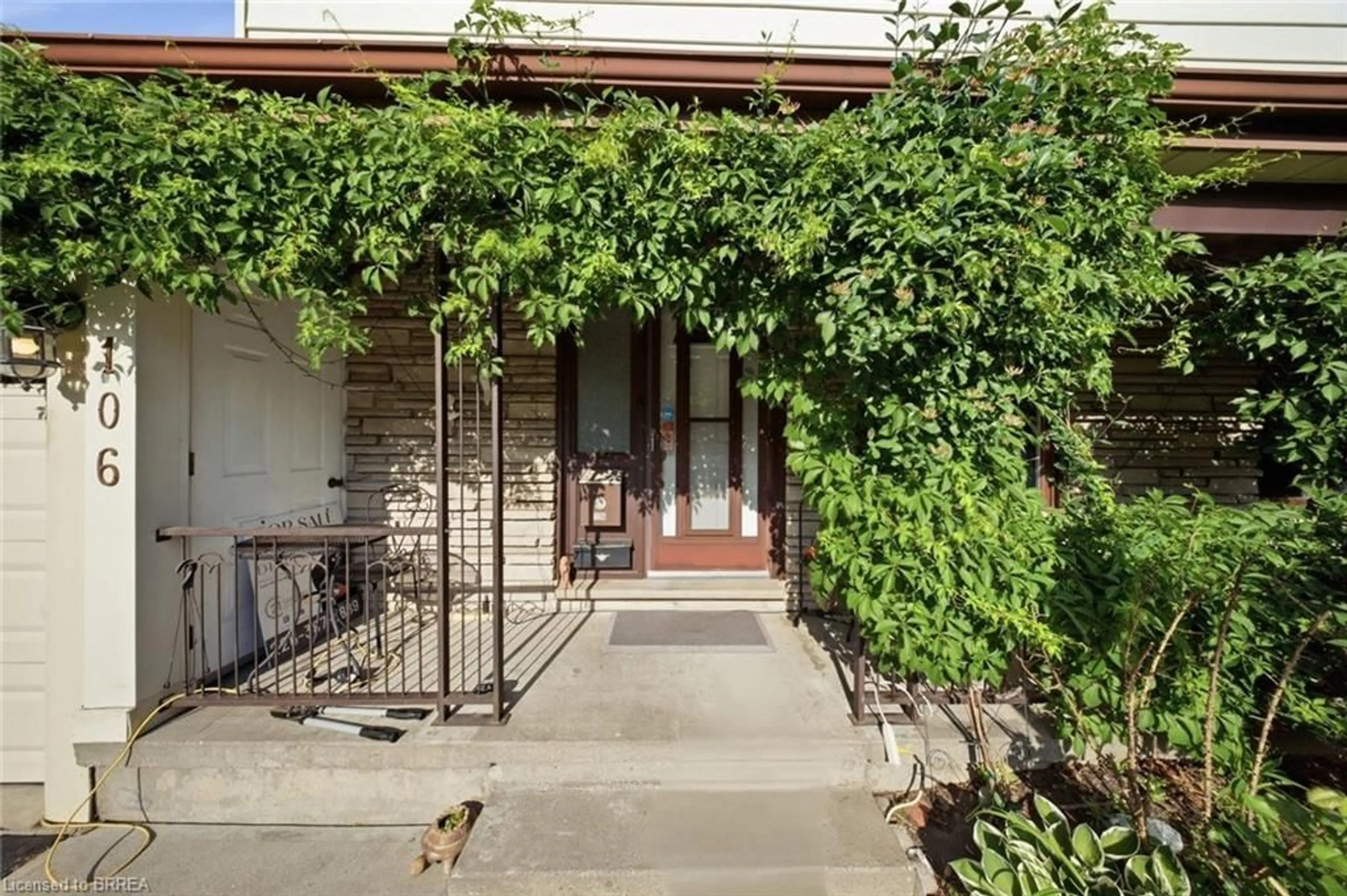 Patio, street for 106 Memorial Dr, Brantford Ontario N3R 5S3