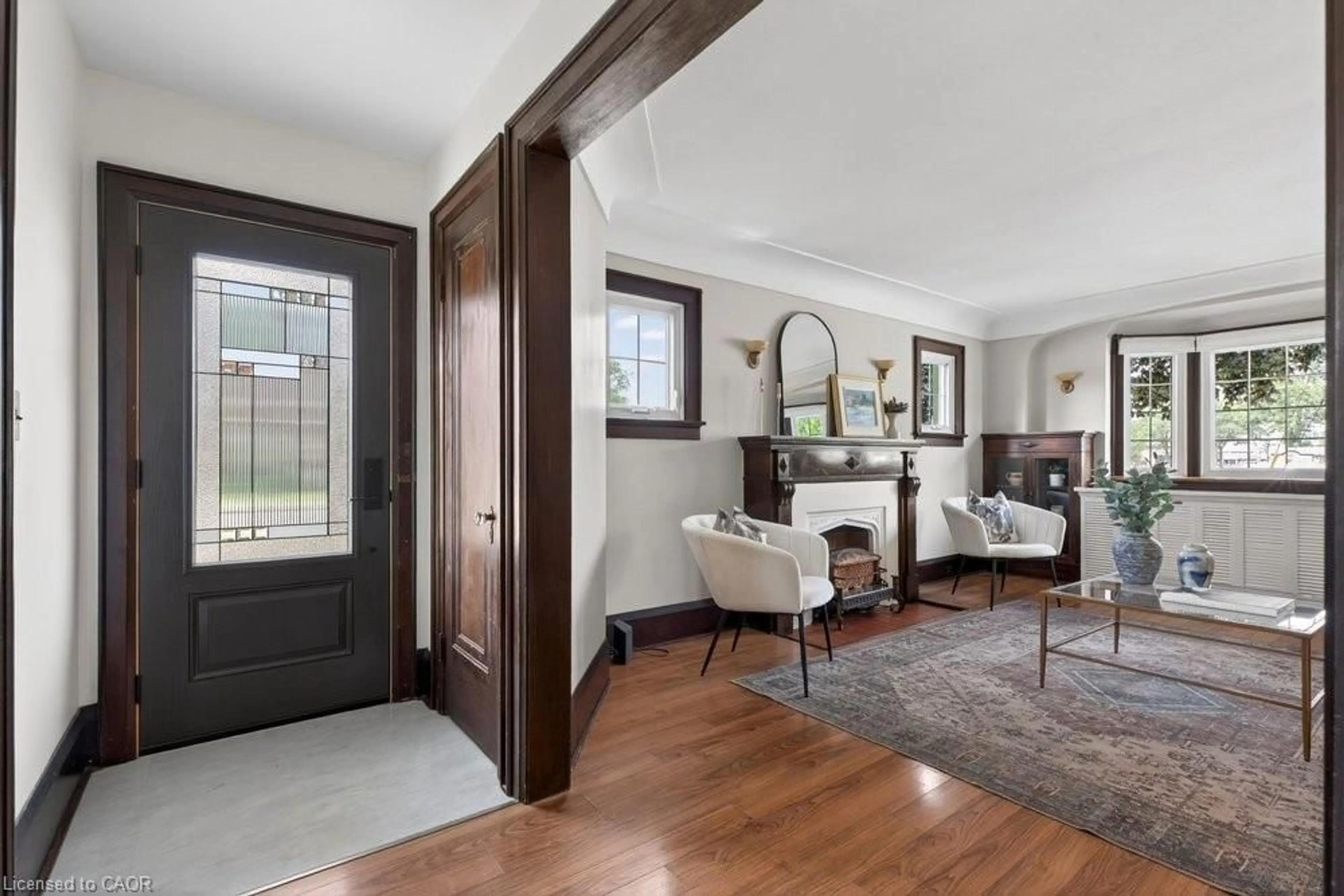 Indoor entryway for 403 Broad St, Dunnville Ontario N1A 1G6