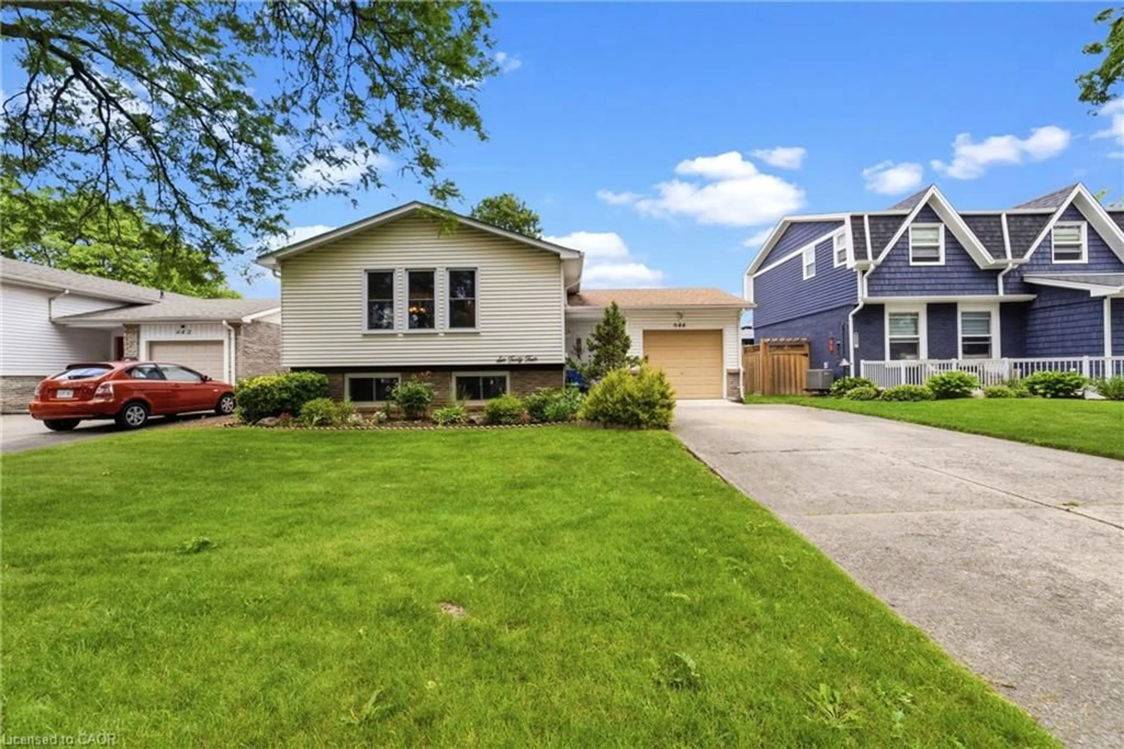 Home with vinyl exterior material, street for 644 Lomond Cres, Burlington Ontario L7L 2N9
