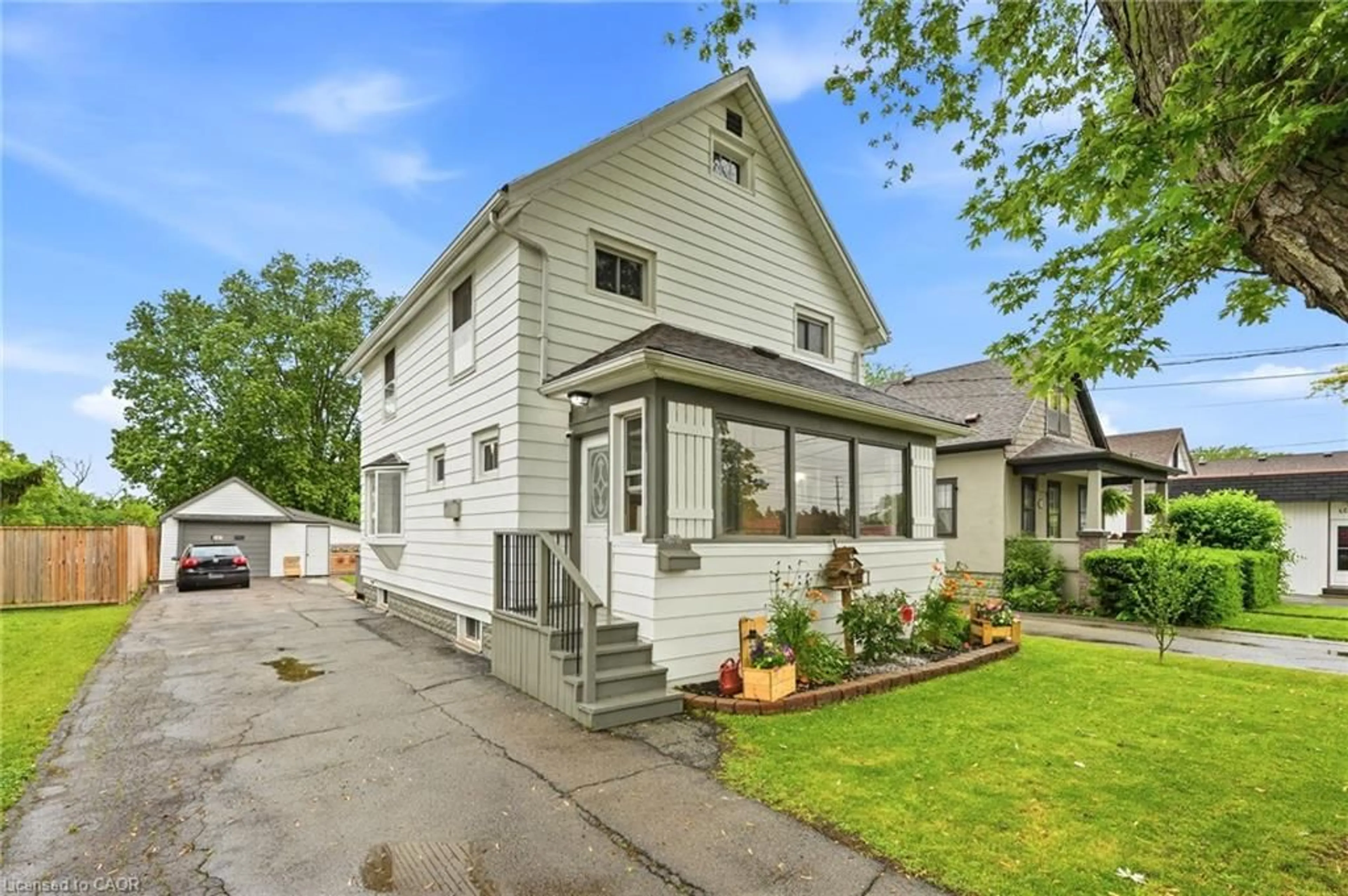 Home with vinyl exterior material, street for 458 Davis St, Port Colborne Ontario L3K 1Z8