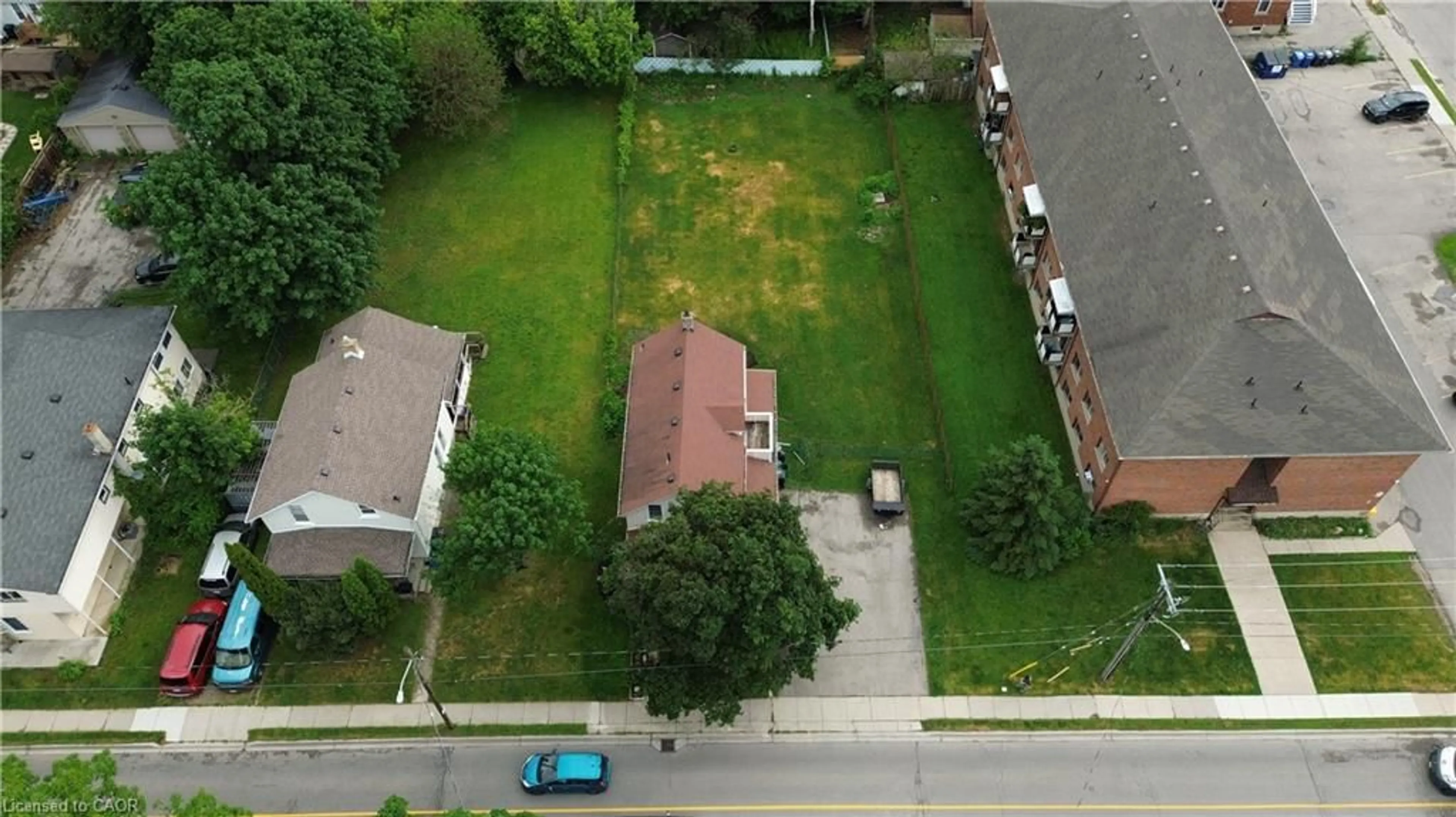 A pic from outside/outdoor area/front of a property/back of a property/a pic from drone, street for 841 Duke St, Cambridge Ontario N3H 3T8