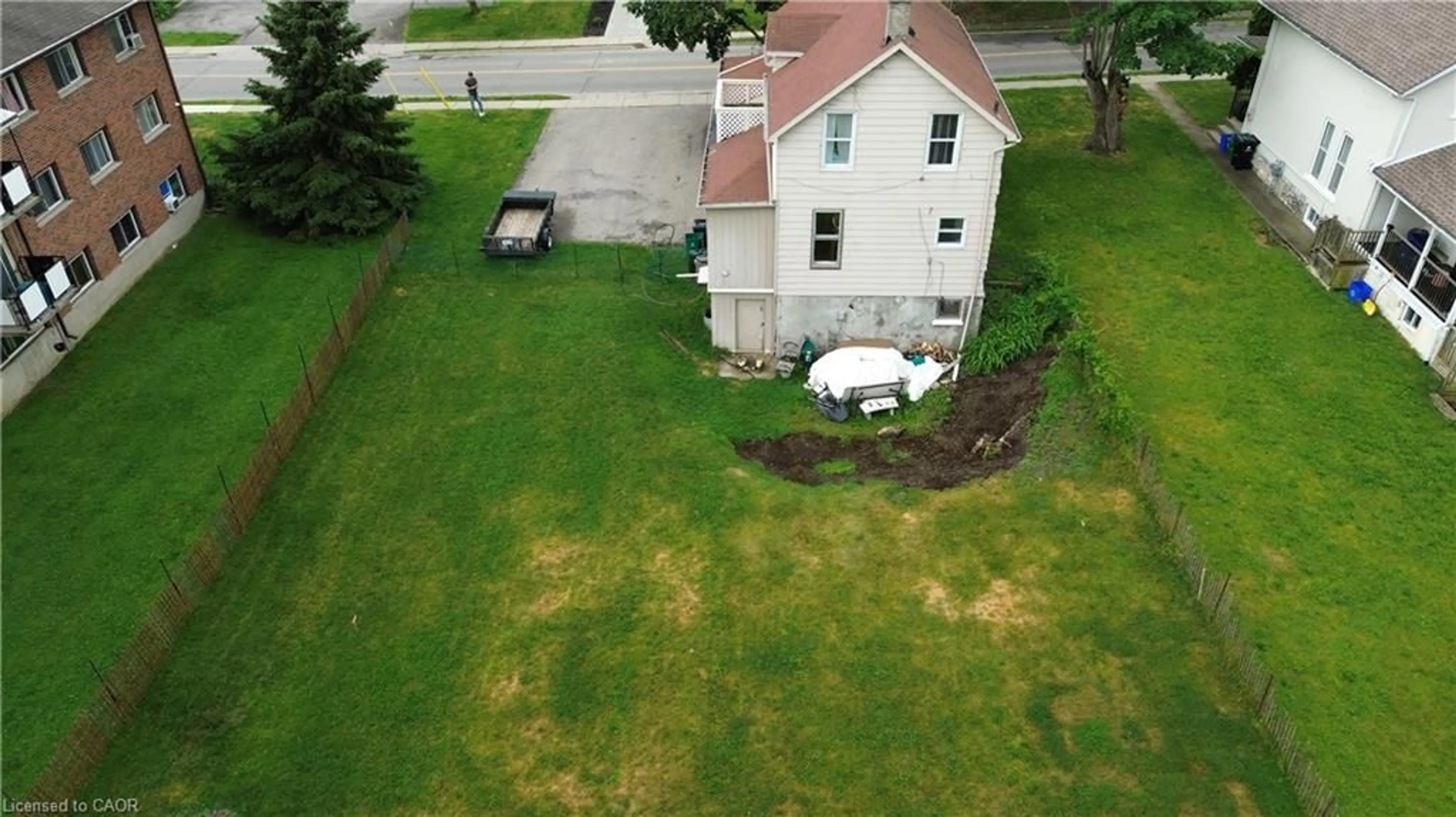 A pic from outside/outdoor area/front of a property/back of a property/a pic from drone, street for 841 Duke St, Cambridge Ontario N3H 3T8