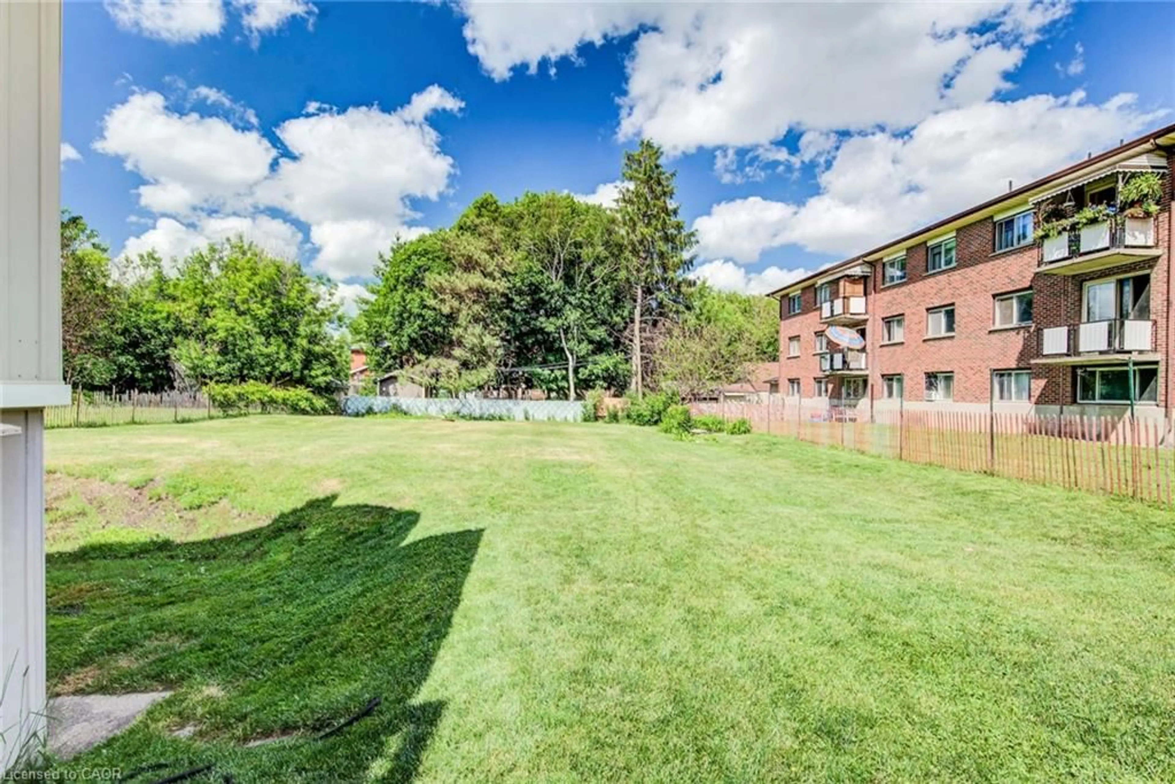 Patio, unknown for 841 Duke St, Cambridge Ontario N3H 3T8