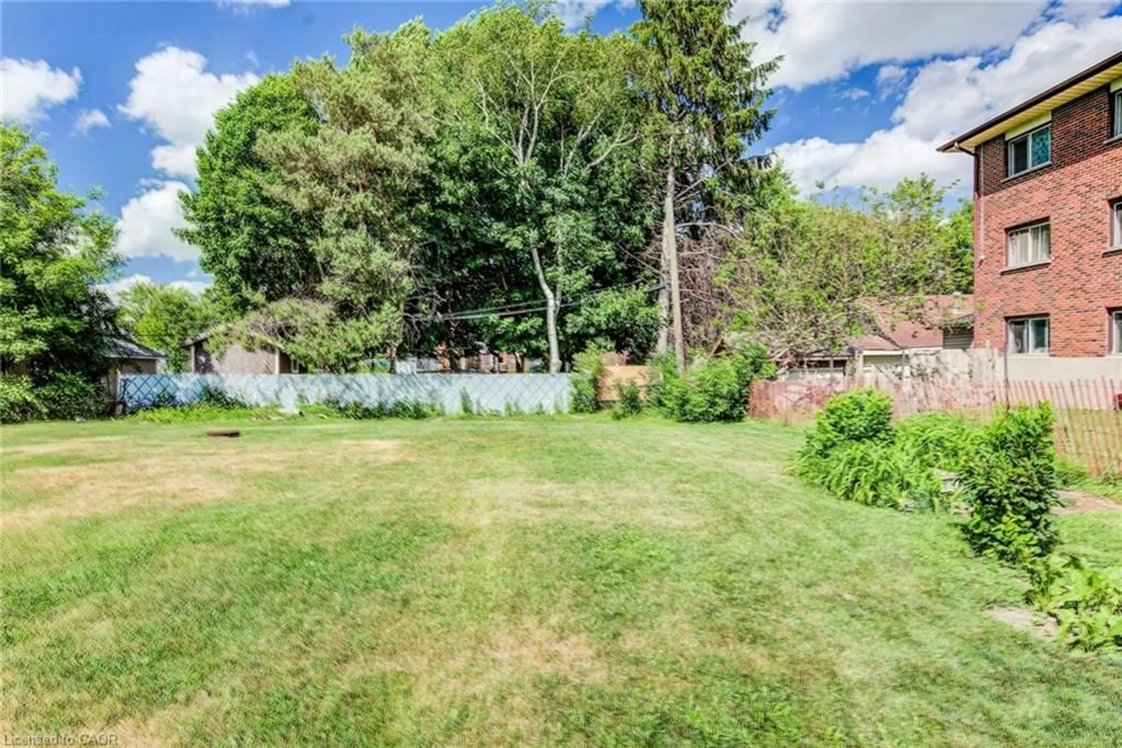 A pic from outside/outdoor area/front of a property/back of a property/a pic from drone, unknown for 841 Duke St, Cambridge Ontario N3H 3T8
