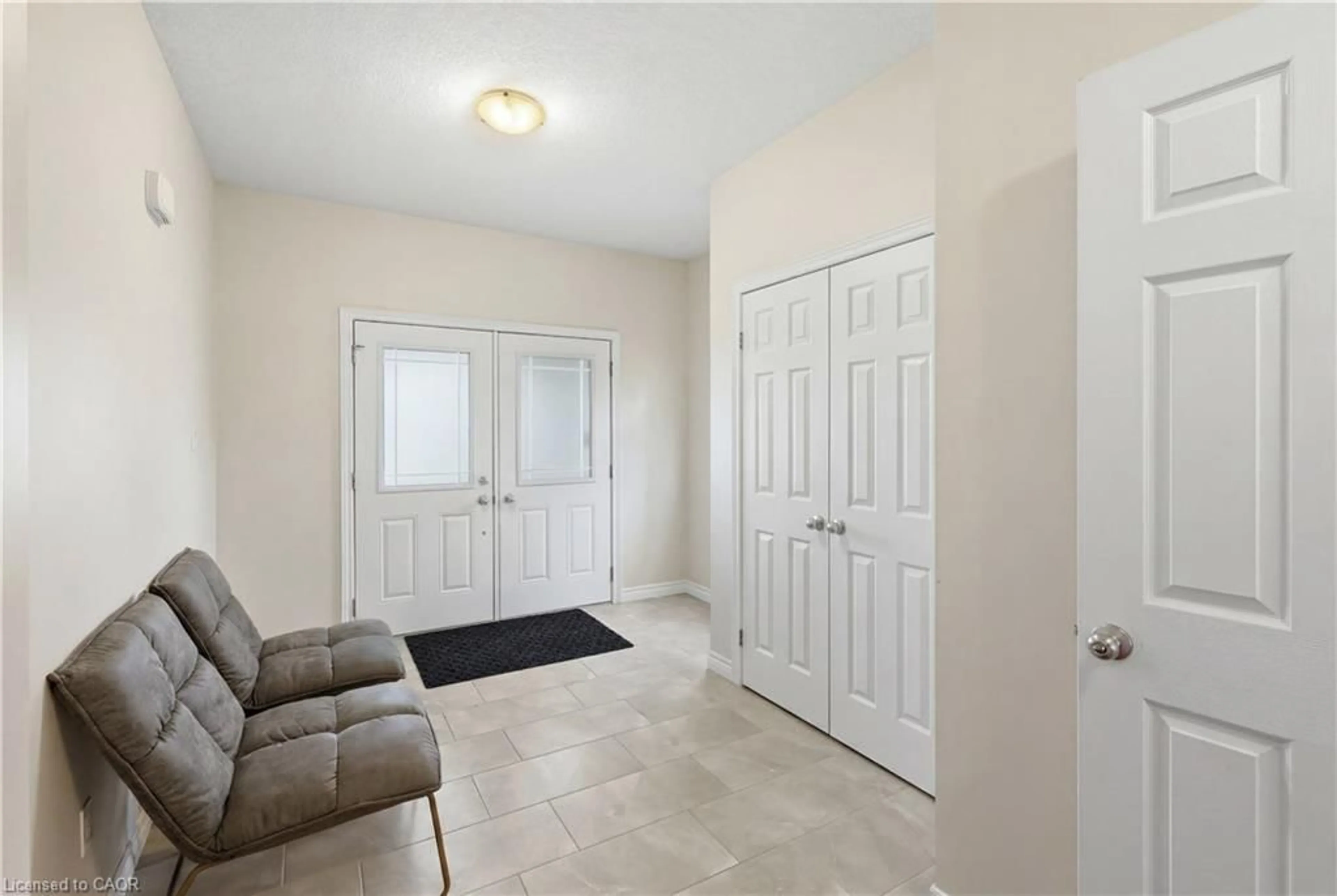 Indoor entryway for 399 Rideau River St, Waterloo Ontario N2V 2Y3