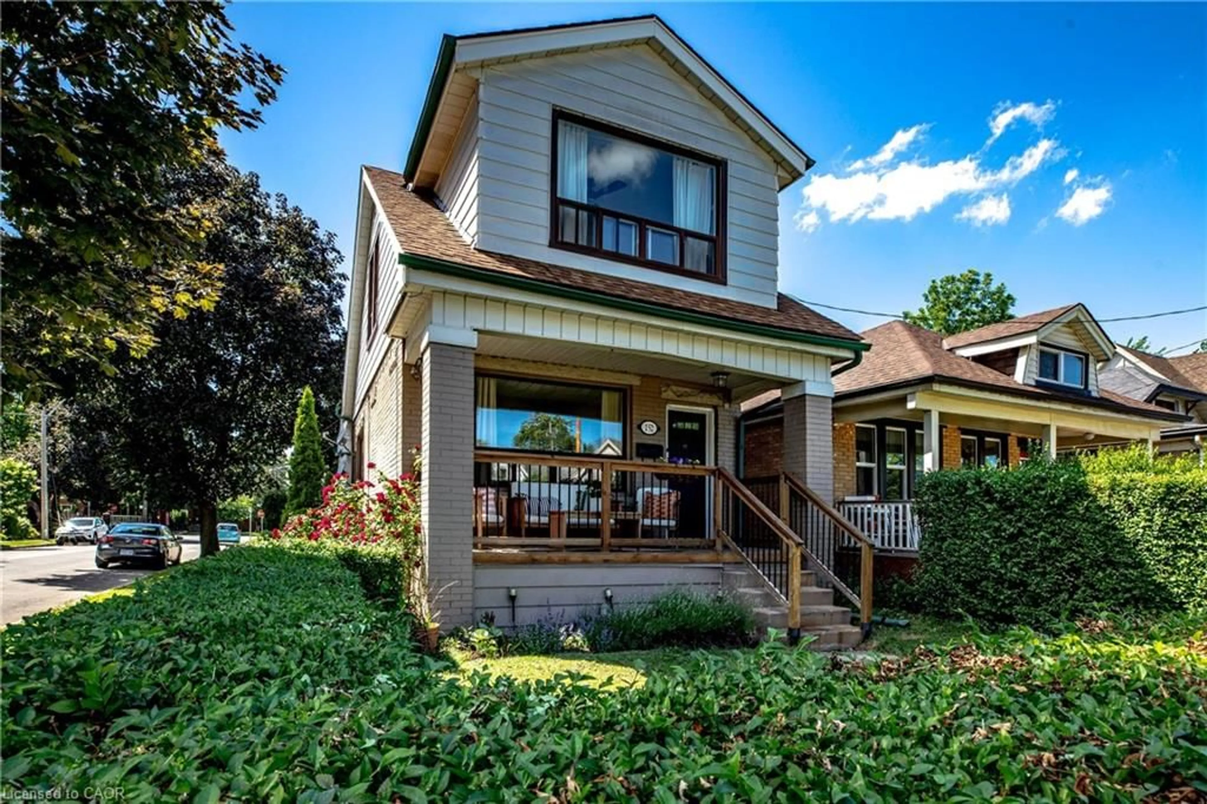 Home with vinyl exterior material, street for 152 London St, Hamilton Ontario L8K 2G7