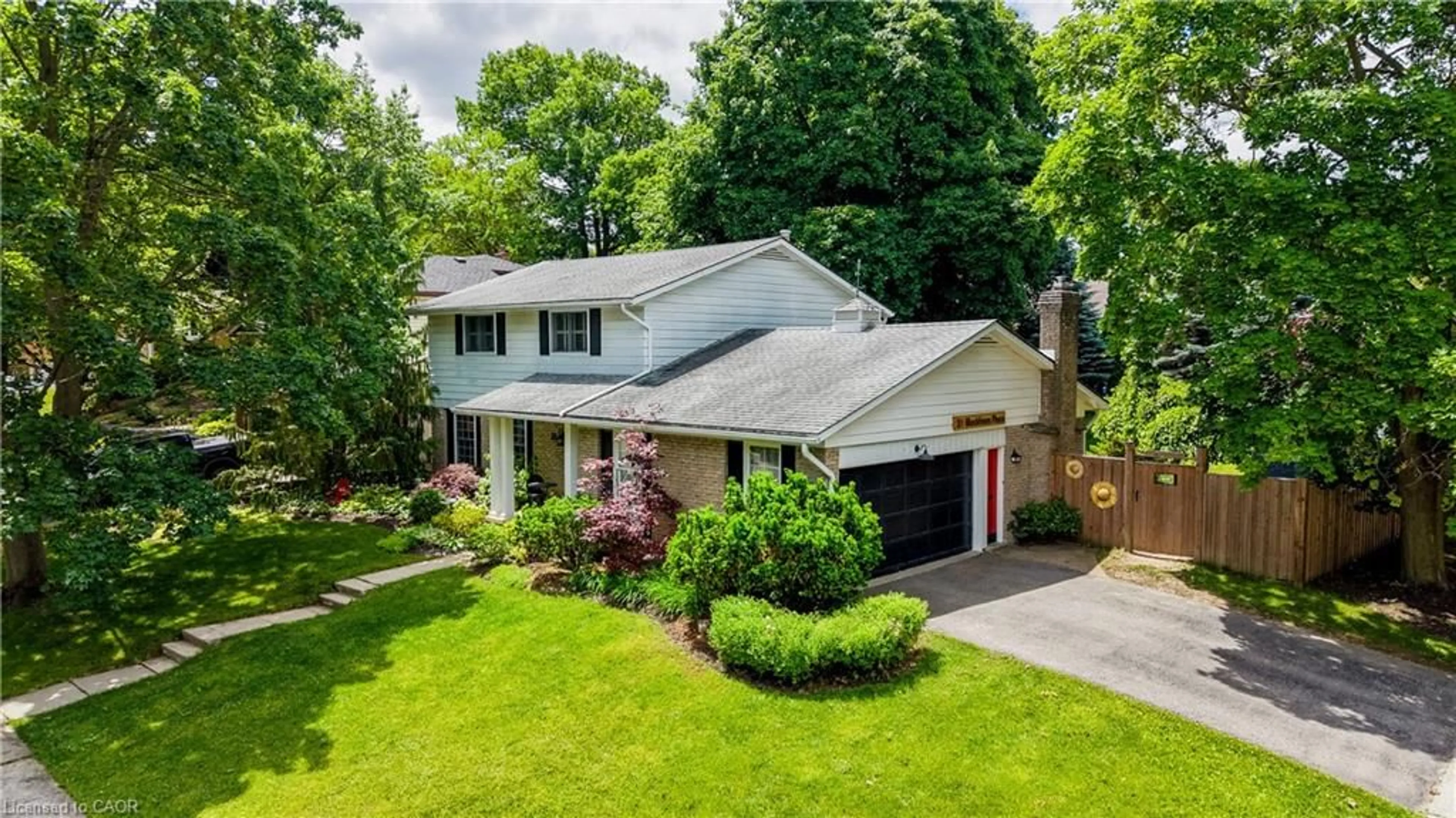 A pic from outside/outdoor area/front of a property/back of a property/a pic from drone, street for 31 Blackfriars Pl, Cambridge Ontario N1S 3P1