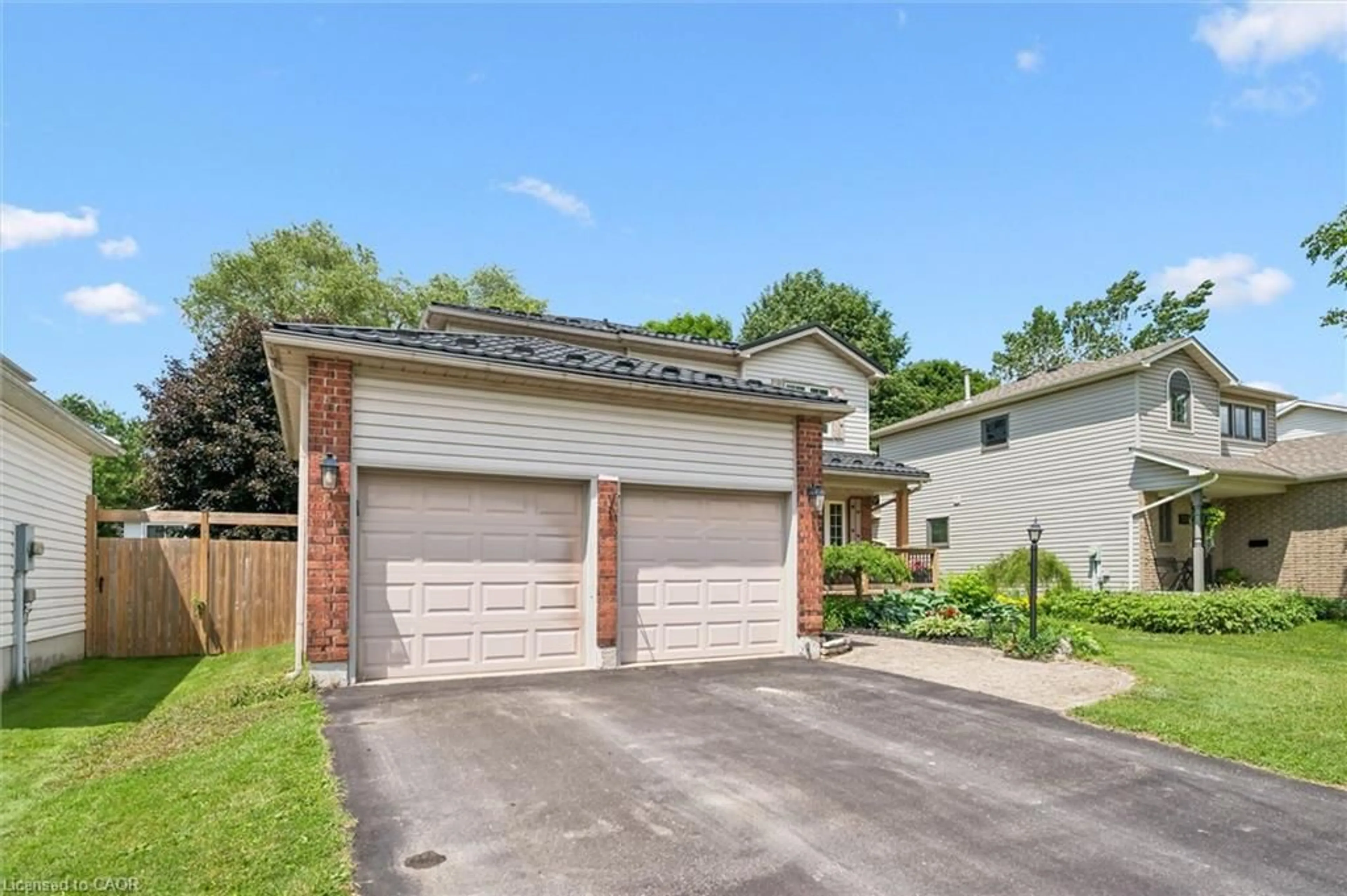 Indoor garage for 729 Woodhill Dr, Fergus Ontario N1M 3M8