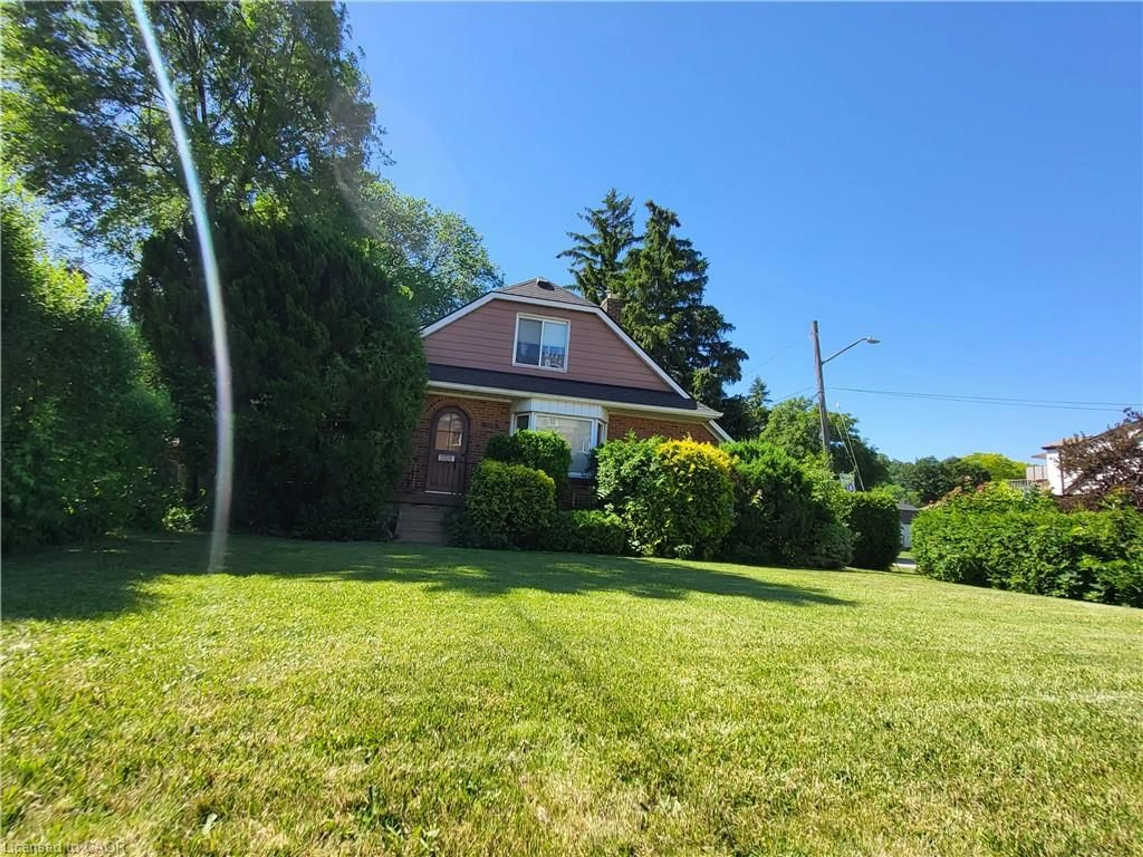 A pic from outside/outdoor area/front of a property/back of a property/a pic from drone, street for 136 King St, Stoney Creek Ontario L8G 1L5