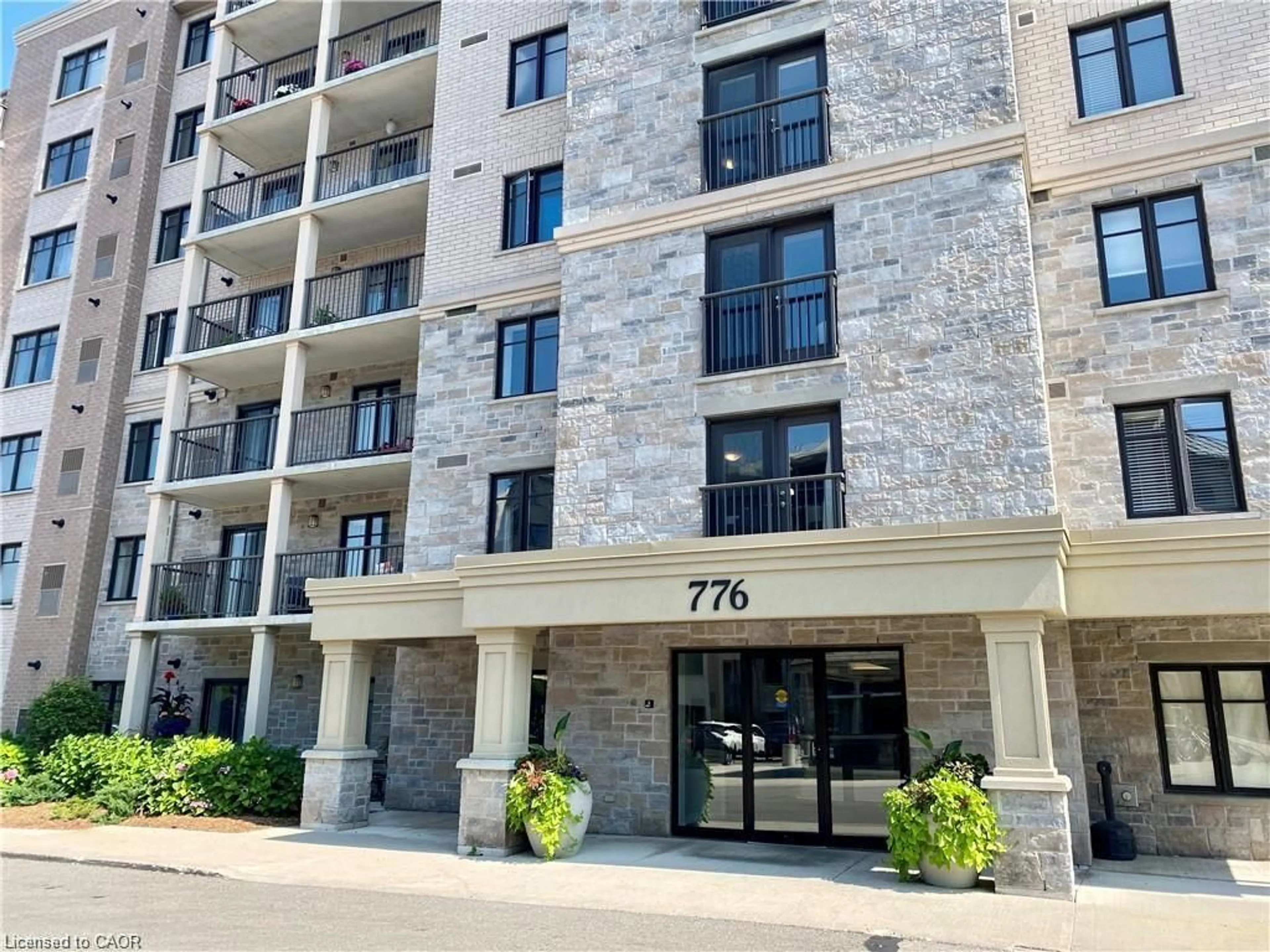 Indoor foyer for 776 Laurelwood Dr #302, Waterloo Ontario N2V 0A8