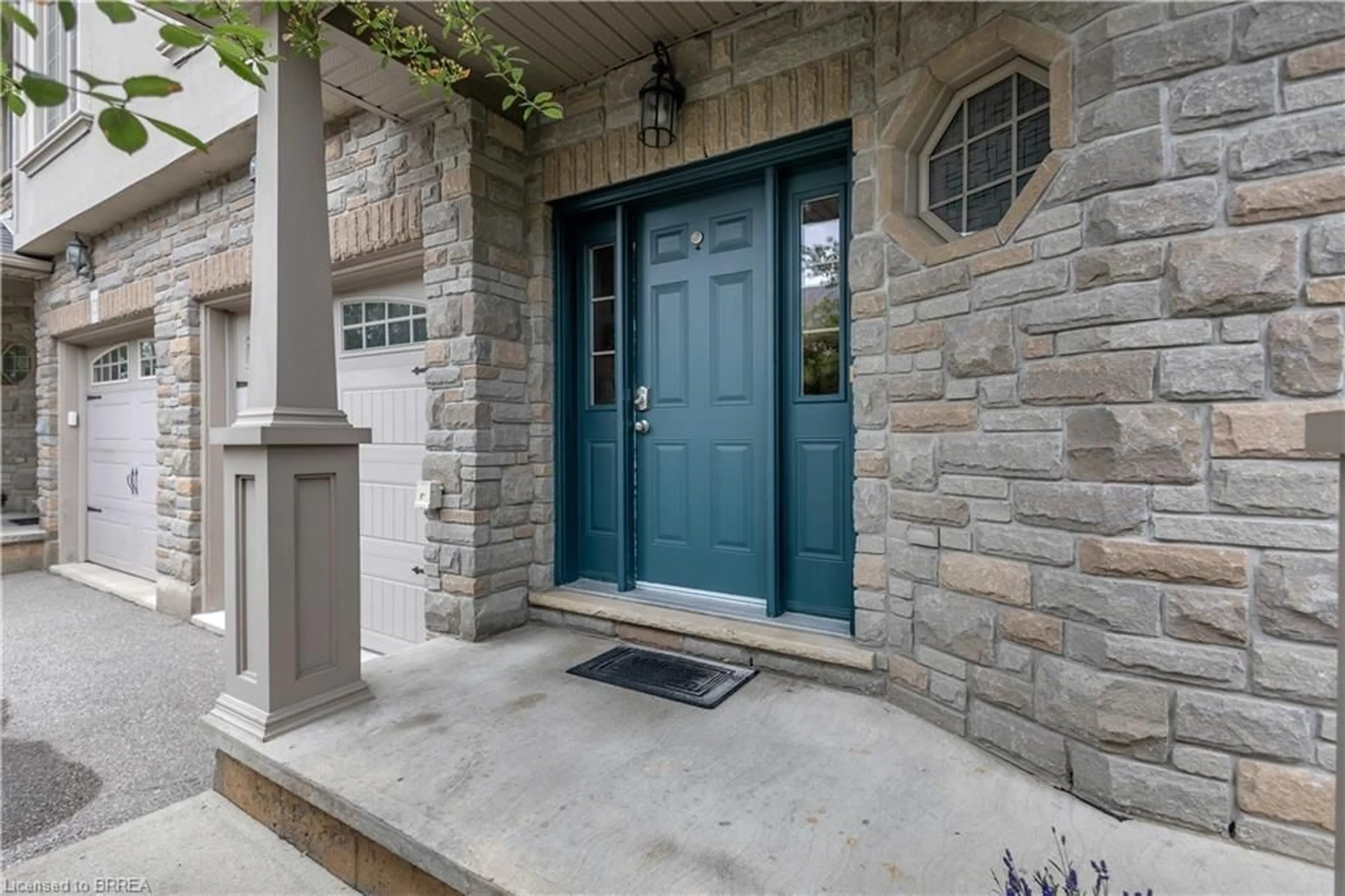 Indoor entryway for 12 Brantwood Park Rd #C2, Brantford Ontario N3P 1G2