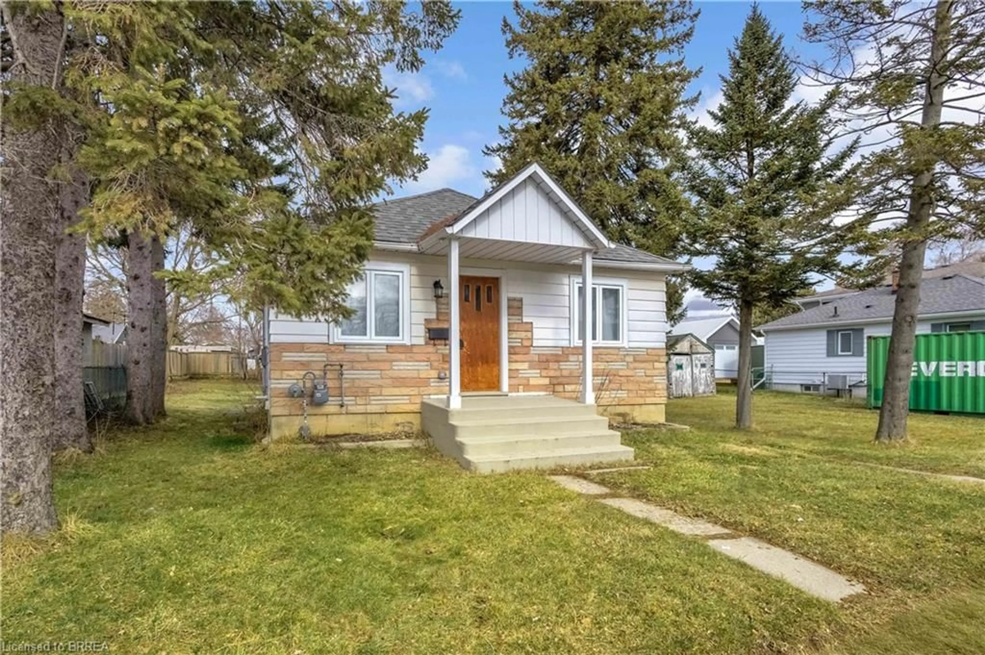 Home with vinyl exterior material, street for 35 Eighth Ave, Brantford Ontario N3S 1C1