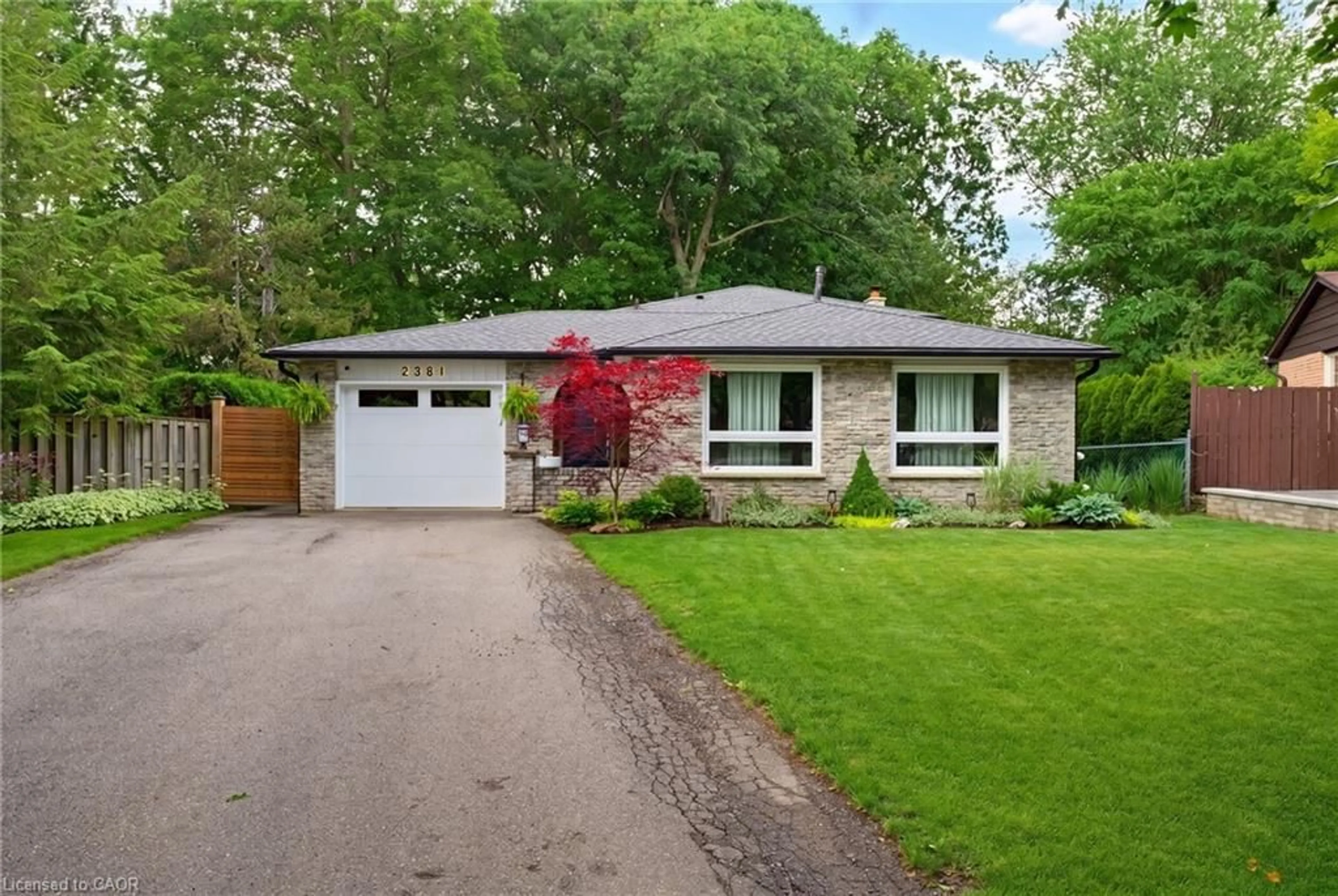Home with brick exterior material, street for 2381 Peart Crt, Burlington Ontario L7P 2V5