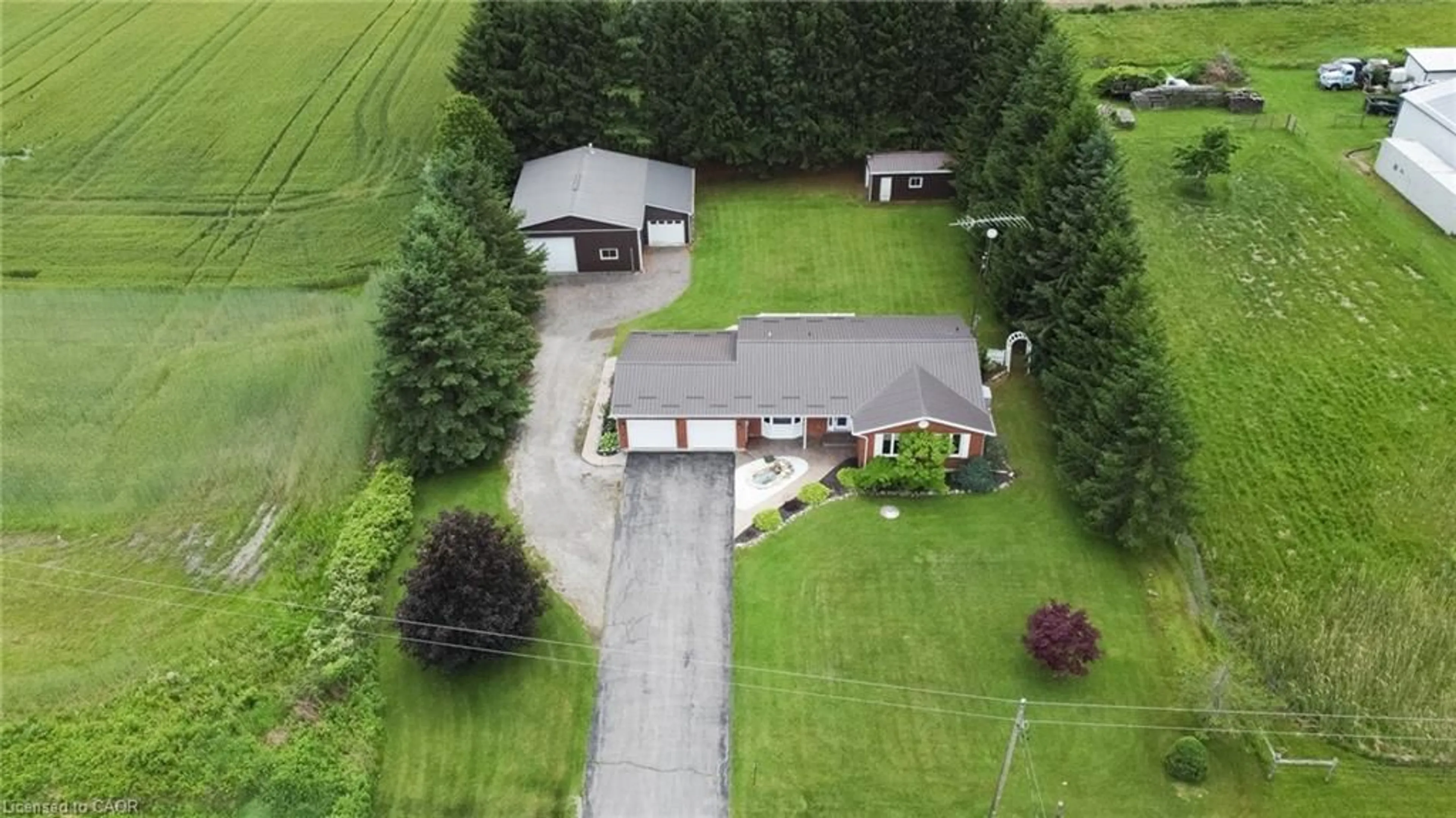 A pic from outside/outdoor area/front of a property/back of a property/a pic from drone, unknown for 718 11 Townsend Conc, Waterford Ontario N0E 1Y0