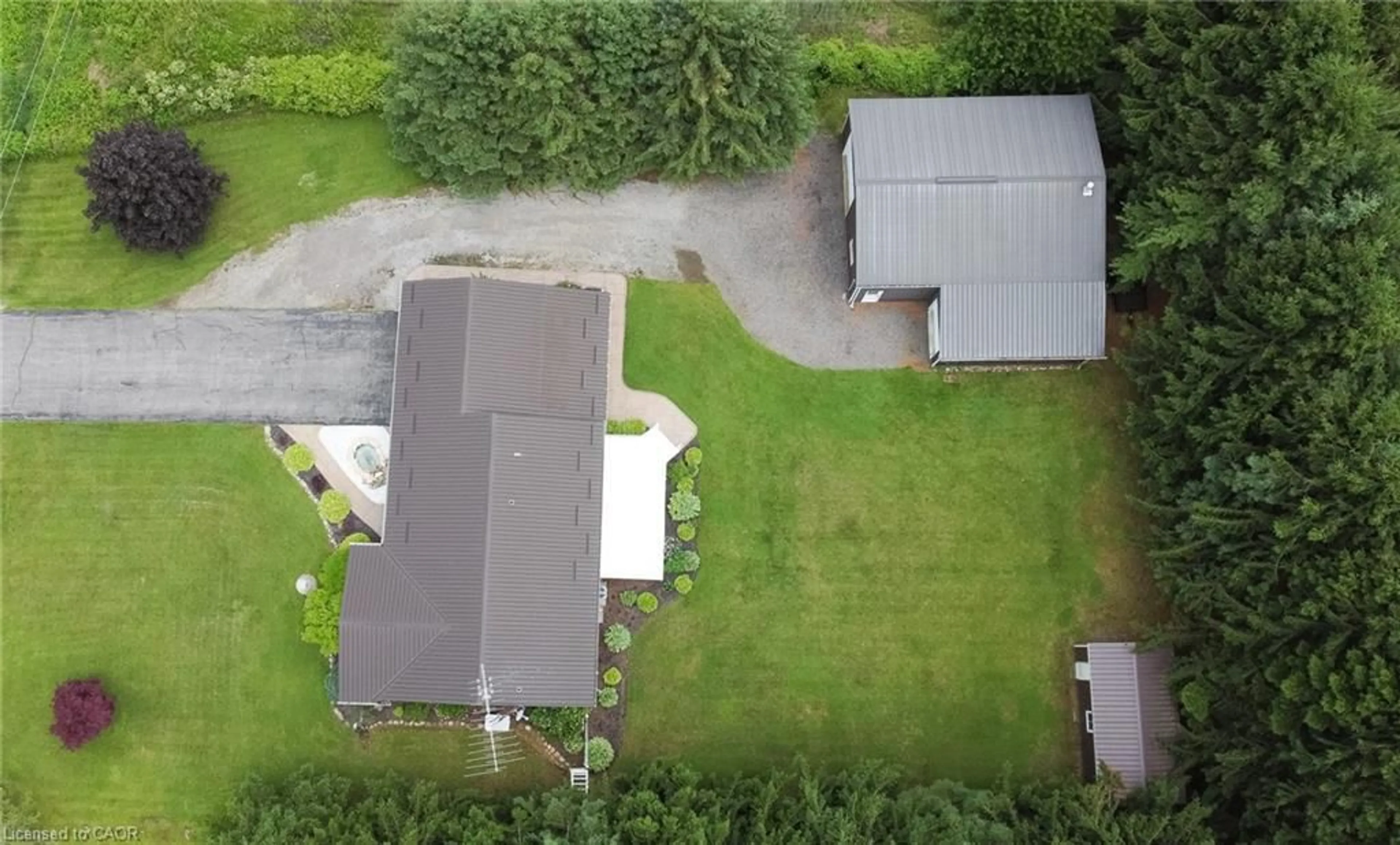 A pic from outside/outdoor area/front of a property/back of a property/a pic from drone, street for 718 11 Townsend Conc, Waterford Ontario N0E 1Y0