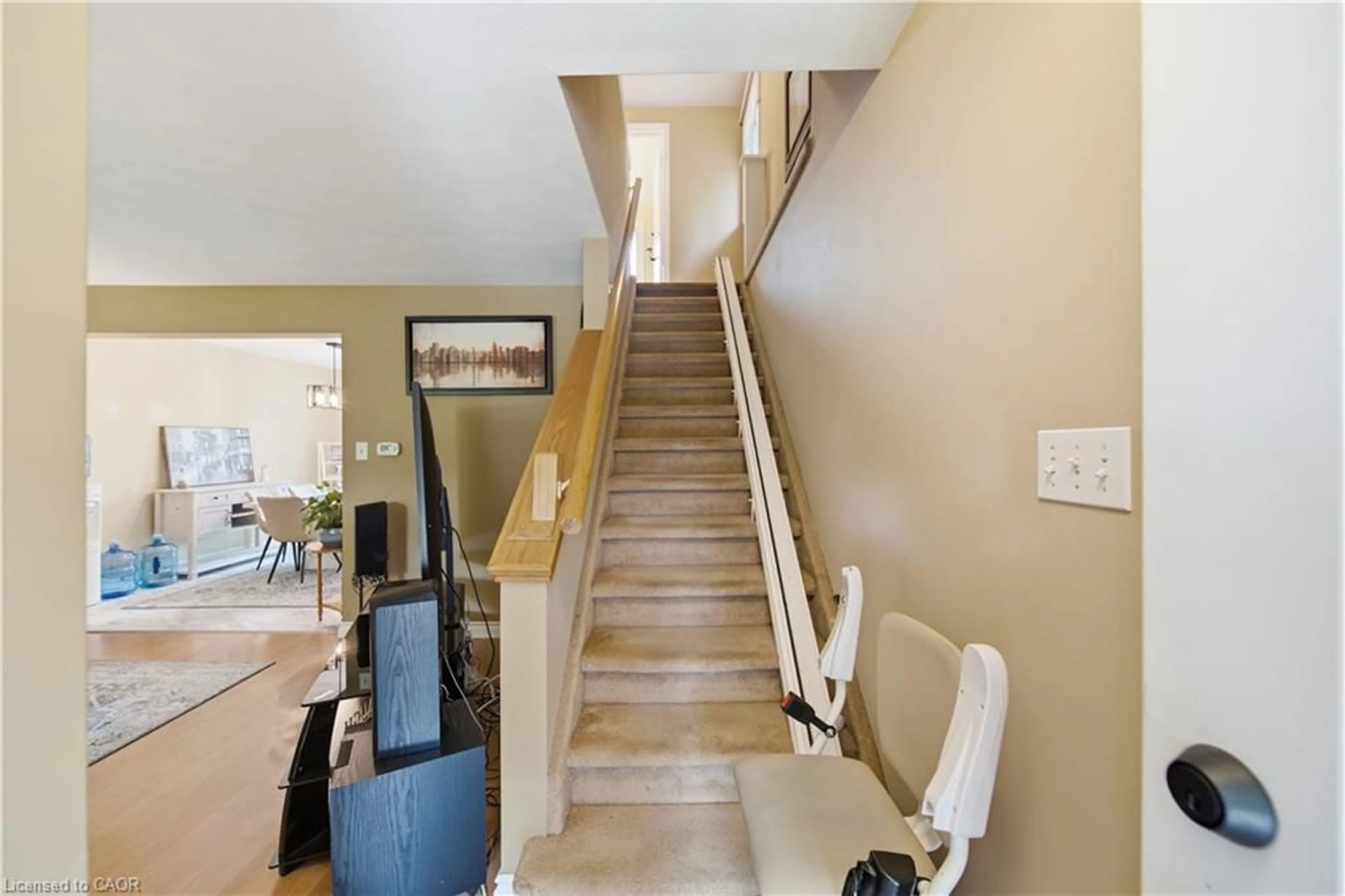 Indoor foyer for 340 Cyrus St, Cambridge Ontario N3H 1H3