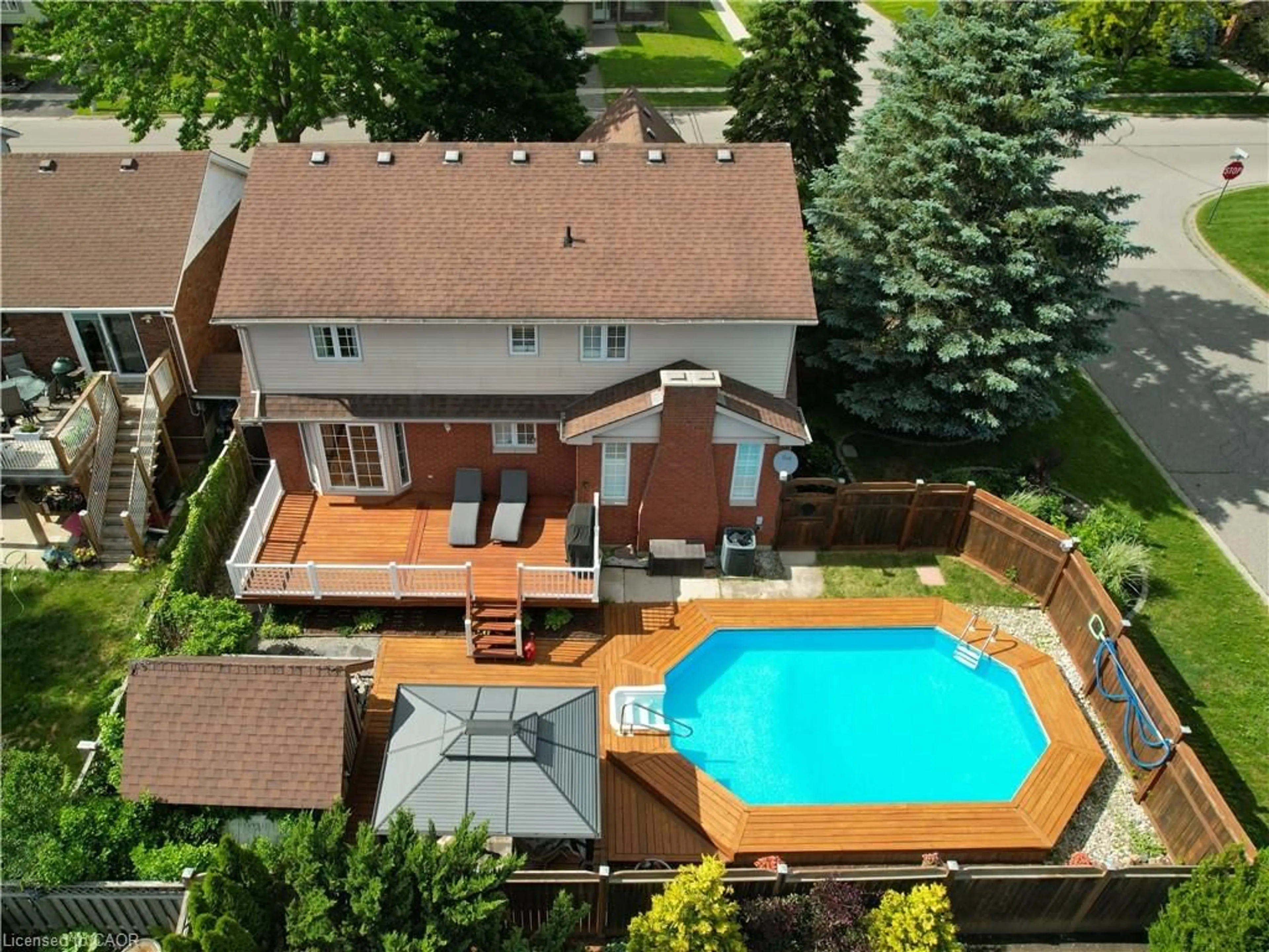 A pic from outside/outdoor area/front of a property/back of a property/a pic from drone, city buildings view from balcony for 120 Lynndale Rd, Simcoe Ontario N3Y 5E5