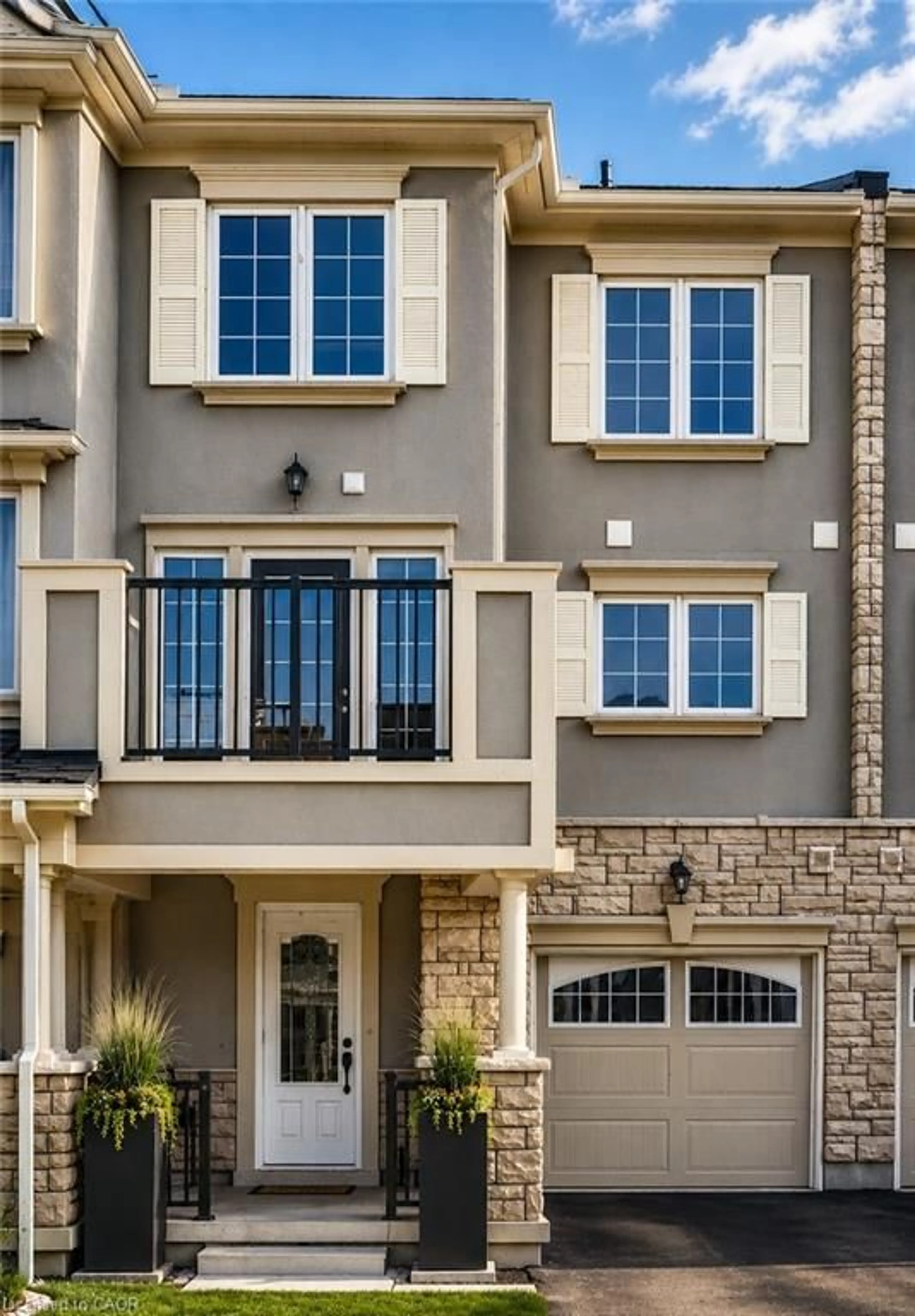 Home with vinyl exterior material, street for 284 Jemima Dr, Oakville Ontario L6M 0V6